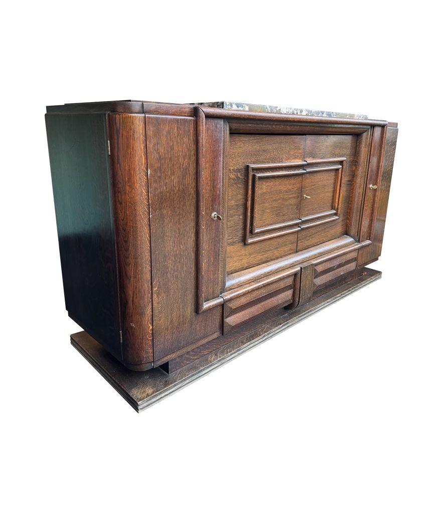 Buffet en chêne Art Déco des années 1940 de Gaston Poisson avec plateau en marbre d'origine. Bon état - En vente à London, GB