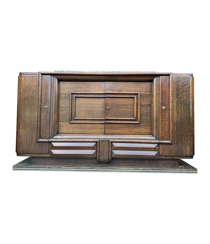 Milieu du XXe siècle Buffet en chêne Art Déco des années 1940 de Gaston Poisson avec plateau en marbre d'origine. en vente