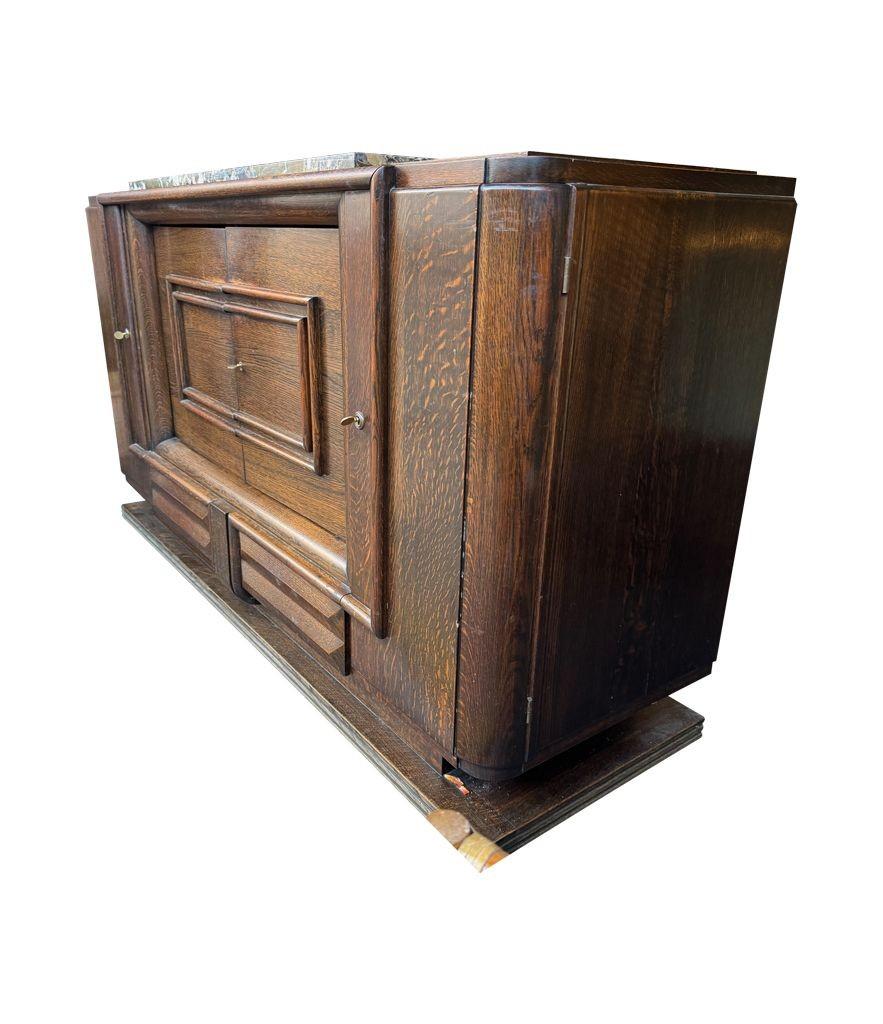 Laiton Buffet en chêne Art Déco des années 1940 de Gaston Poisson avec plateau en marbre d'origine. en vente