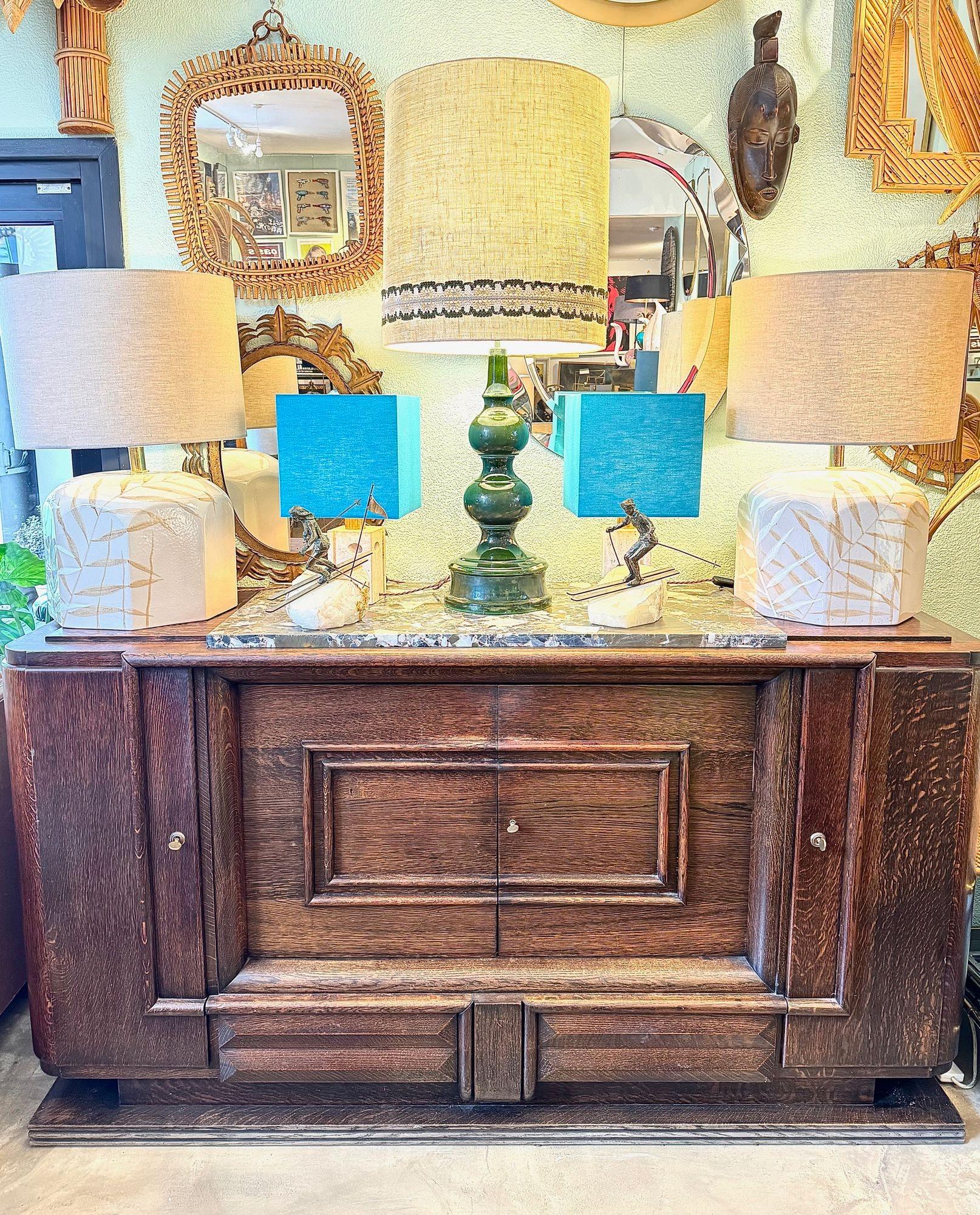 Buffet en chêne Art Déco des années 1940 de Gaston Poisson avec plateau en marbre d'origine. en vente 1