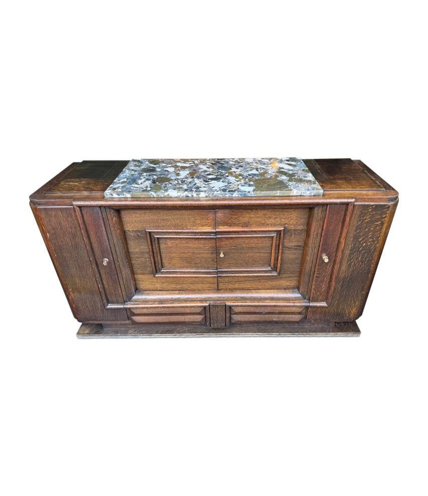 Buffet en chêne Art Déco des années 1940 de Gaston Poisson avec plateau en marbre d'origine. en vente 2