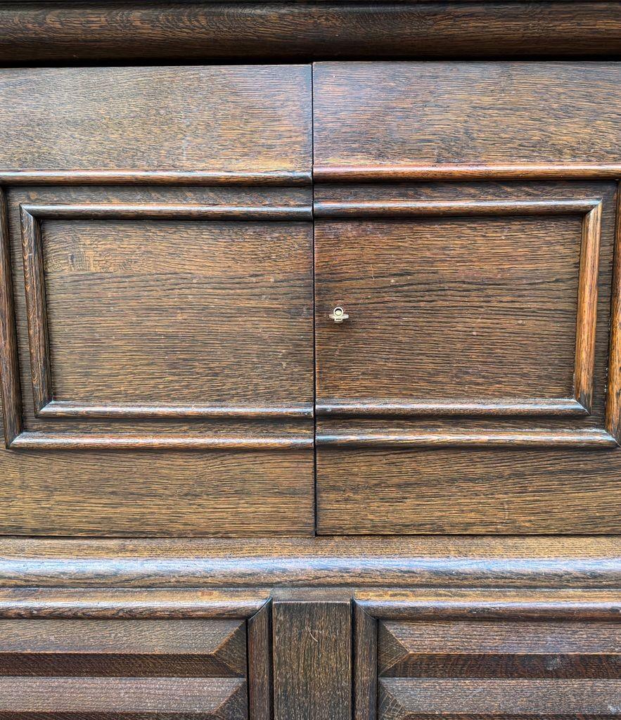 Buffet en chêne Art Déco des années 1940 de Gaston Poisson avec plateau en marbre d'origine. en vente 3