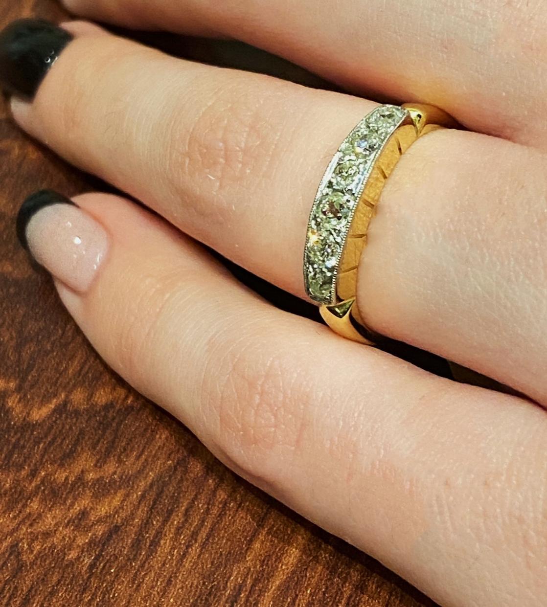 Taille ronde Bague demi-cercle Art-Déco en or jaune 18 carats avec six diamants taille ancienne (1,10 carat) en vente