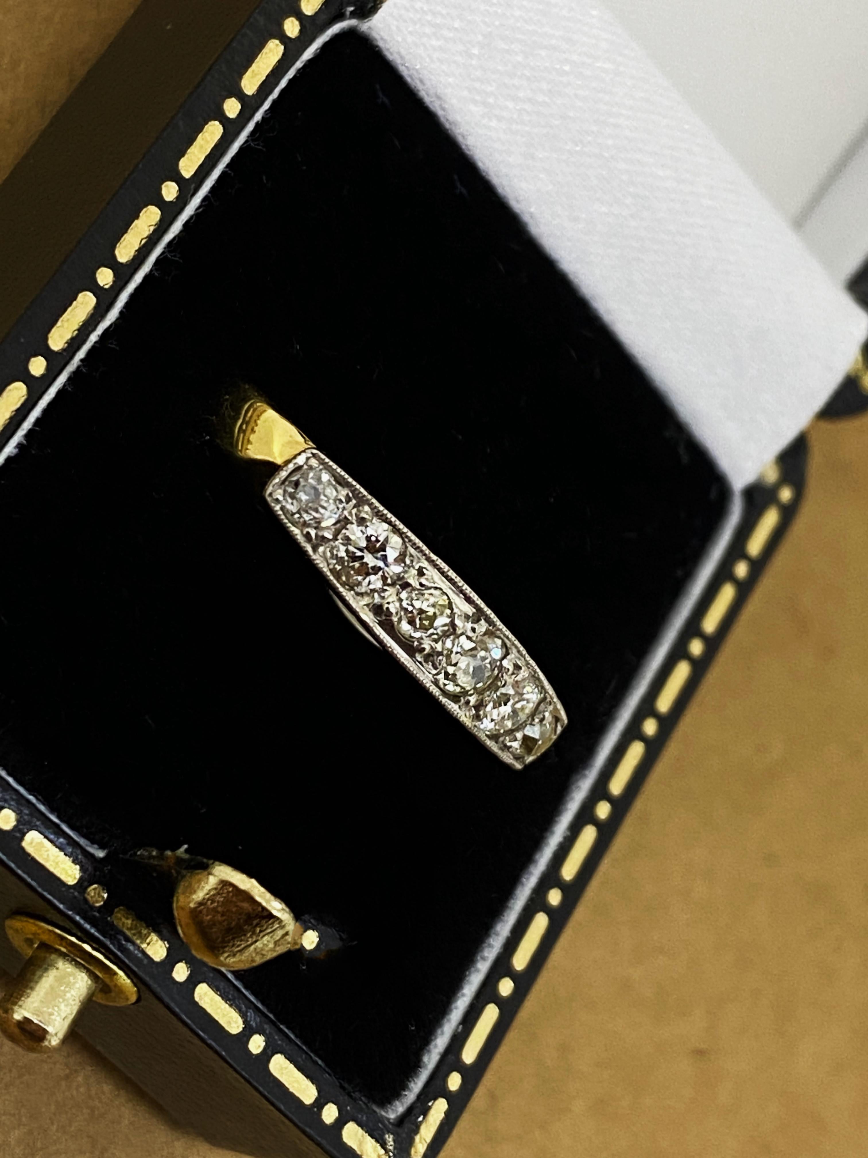 Bague demi-boucle art-déco à 6 pierres et diamants 

serti de 6 diamants de taille ancienne de 1,10ct au total environ, 
de bonne couleur et clarté 
Monté en or jaune 18 carats (estampillé 750)

Poids total de l'article : 4.00gr. 
Taille de la bague