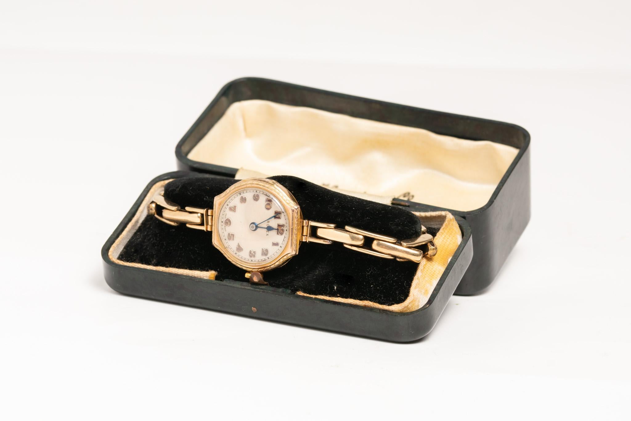 An elegant and classic vintage Art Deco ladies 9ct gold wristwatch. The watch featured a hexagonal shape case in 9ct gold marked on the outer case and hallmarked inside with serial number 48424. It has a blue steel hand with black Arabic numerals.