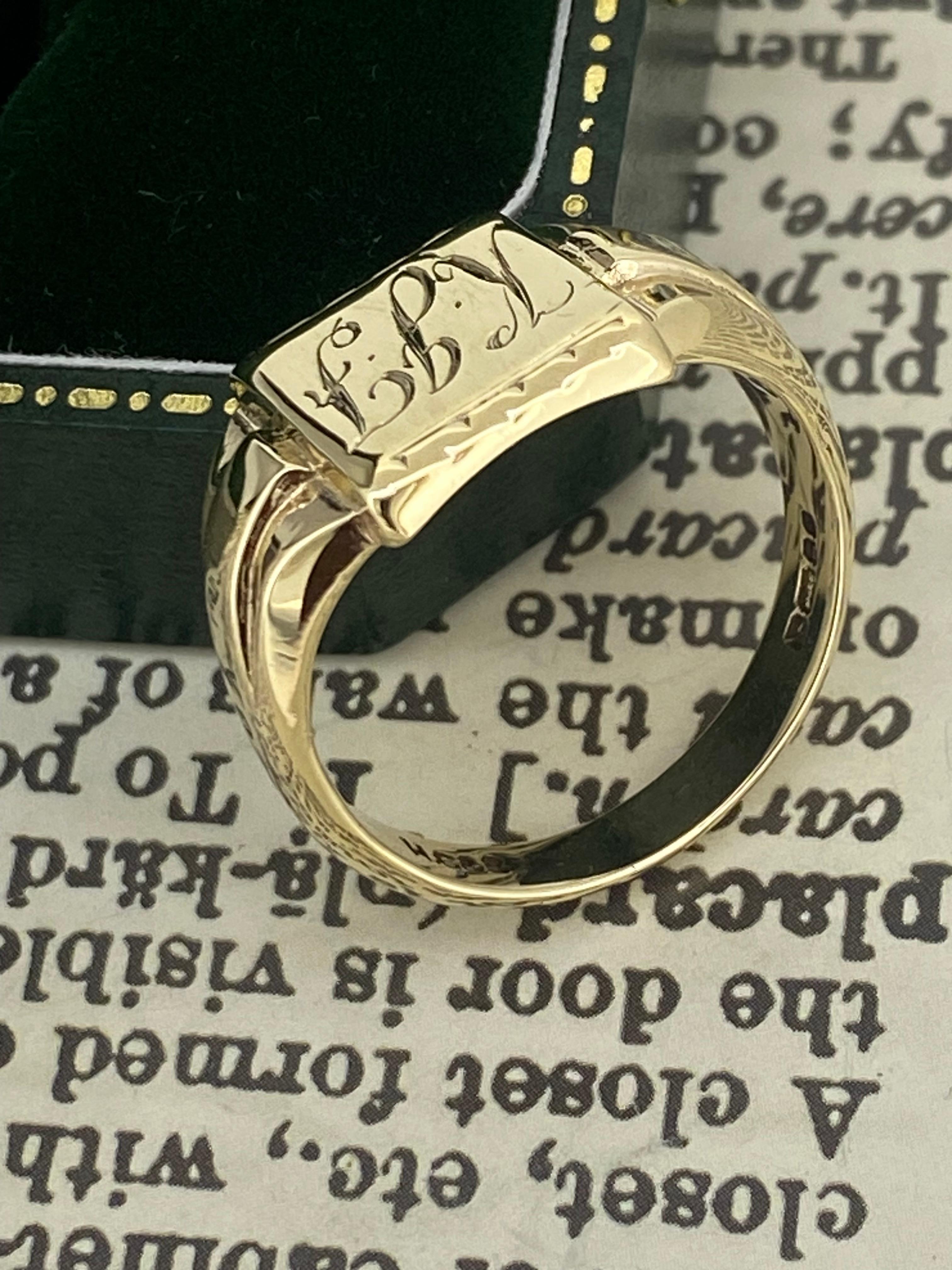 L'anello con sigillo da uomo è in stile Art-Deco,
eppure è in bellissime condizioni
 
Presenta una parte anteriore incisa e finemente dettagliata, 
Forma quadrata (13 mm x 13 mm)
 
Le spalle sono spesse e solide, 
misura 9 mm,
Eleganza nei dettagli