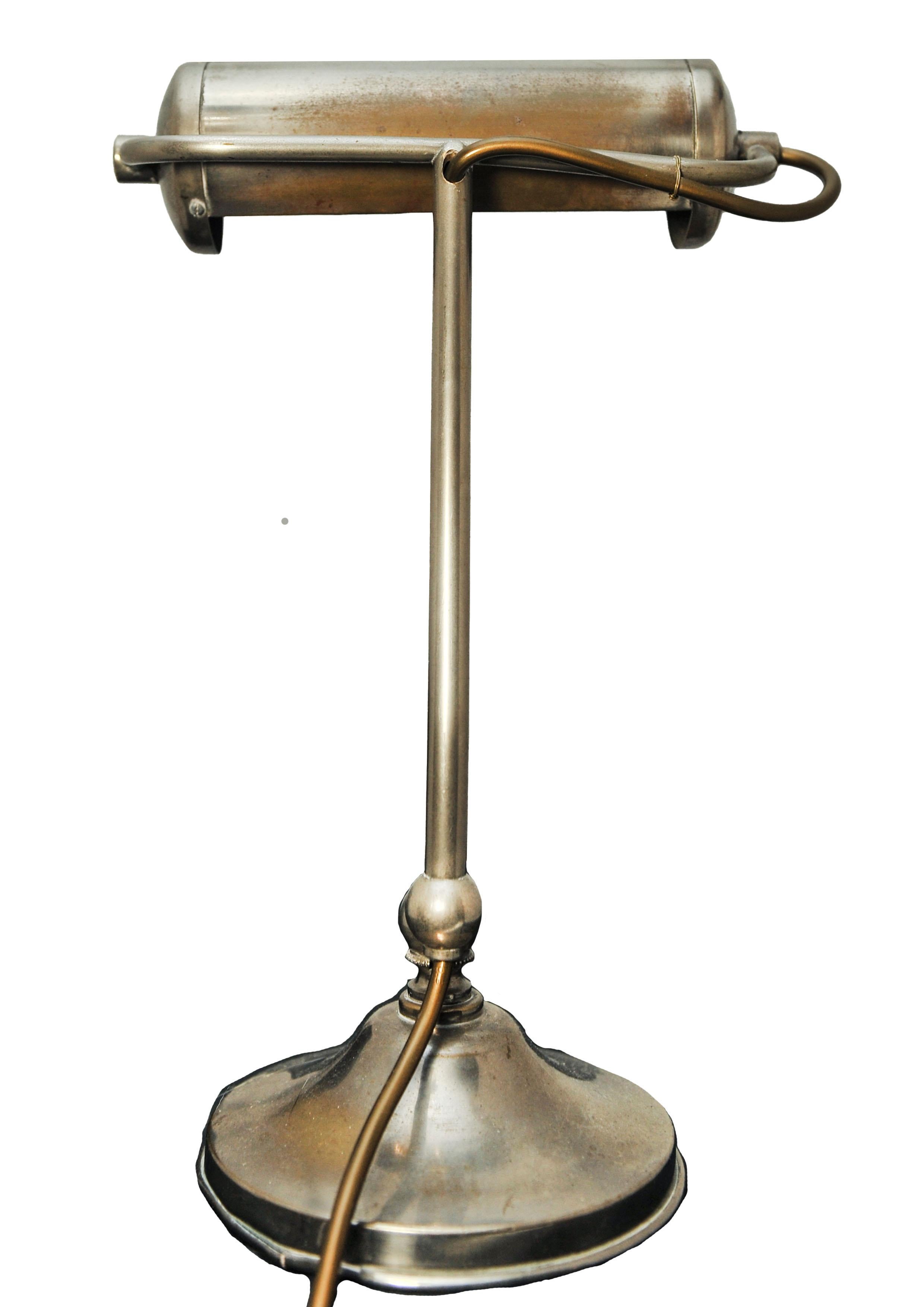 Art déco Lampe de bureau Art Déco réglable chromée sur une base circulaire des années 1920 en vente