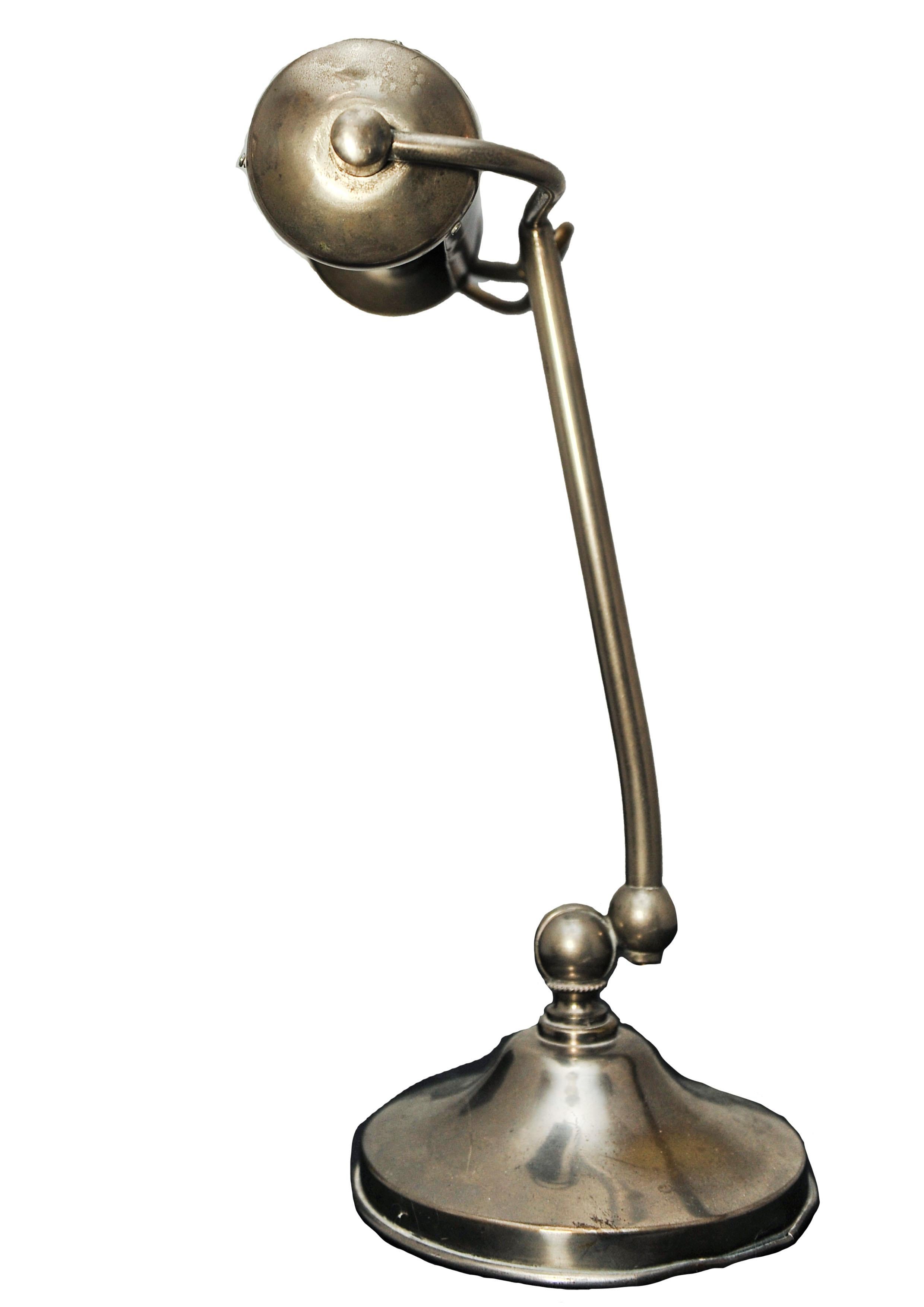 Britannique Lampe de bureau Art Déco réglable chromée sur une base circulaire des années 1920 en vente