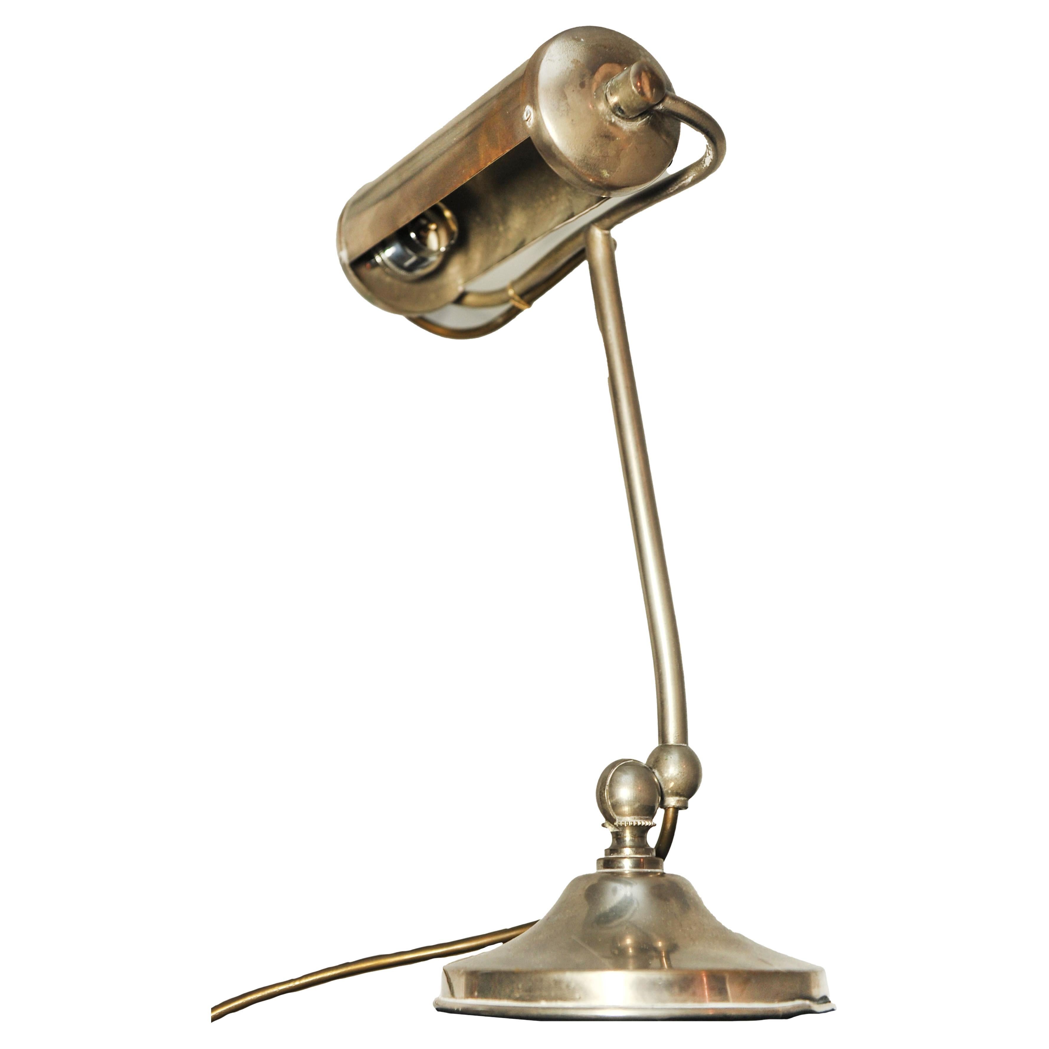 Lampe de bureau Art Déco réglable chromée sur une base circulaire des années 1920