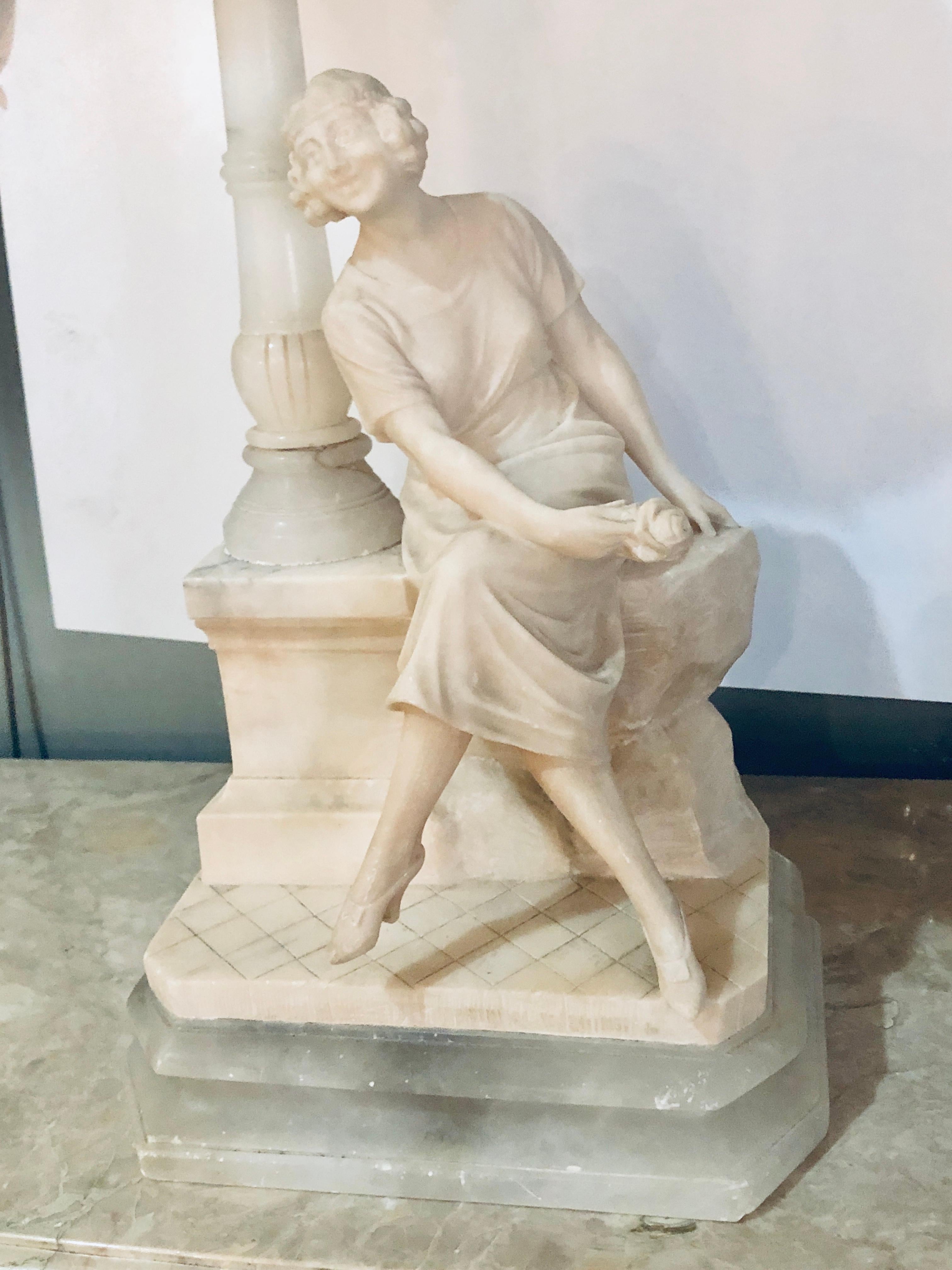 Art-Déco-Tischlampe aus Alabaster mit gewölbter Kuppel, die eine sitzende Dame in einer Straßenlampe darstellt im Angebot 3
