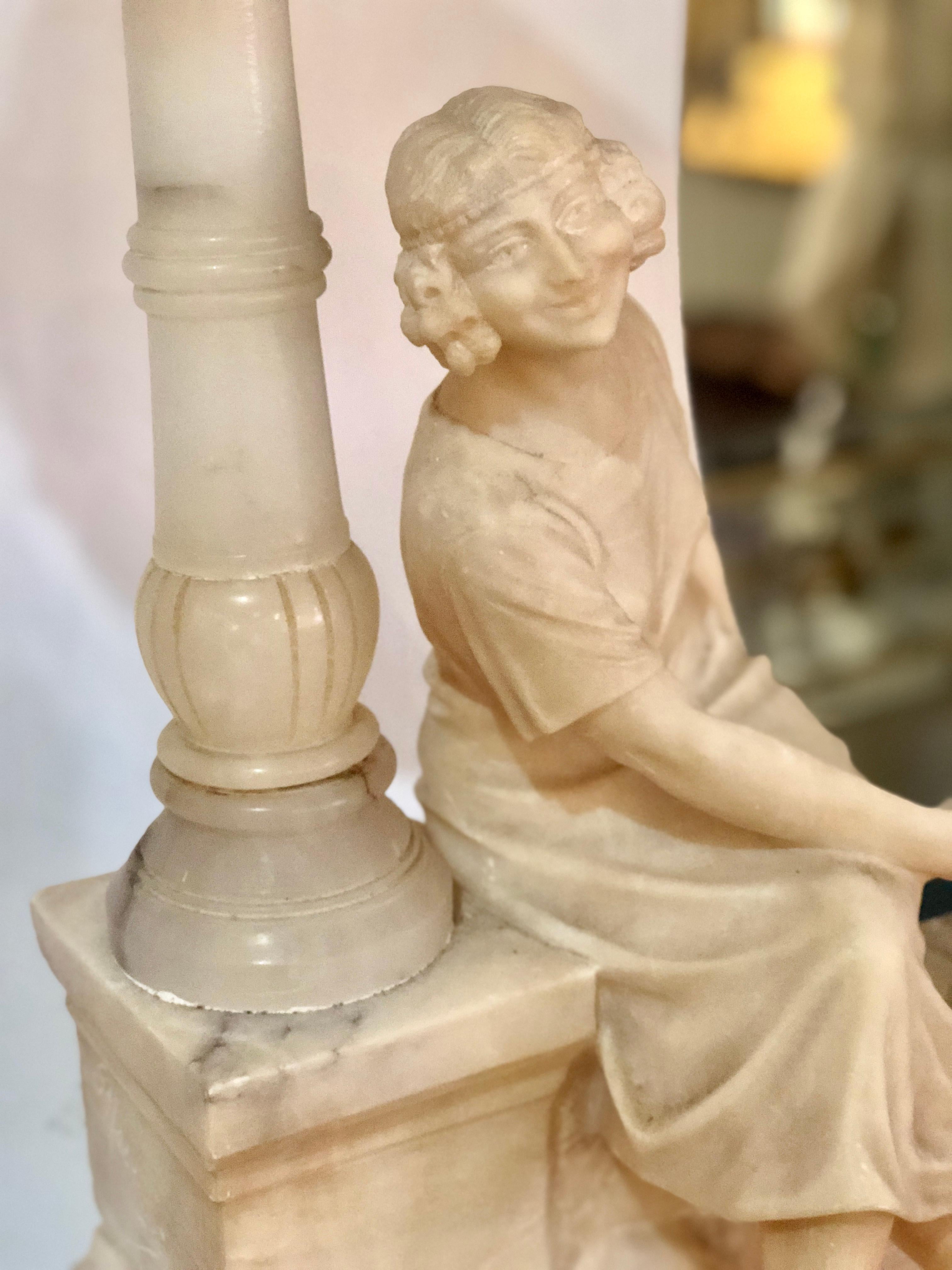 Art-Déco-Tischlampe aus Alabaster mit gewölbter Kuppel, die eine sitzende Dame in einer Straßenlampe darstellt im Angebot 6