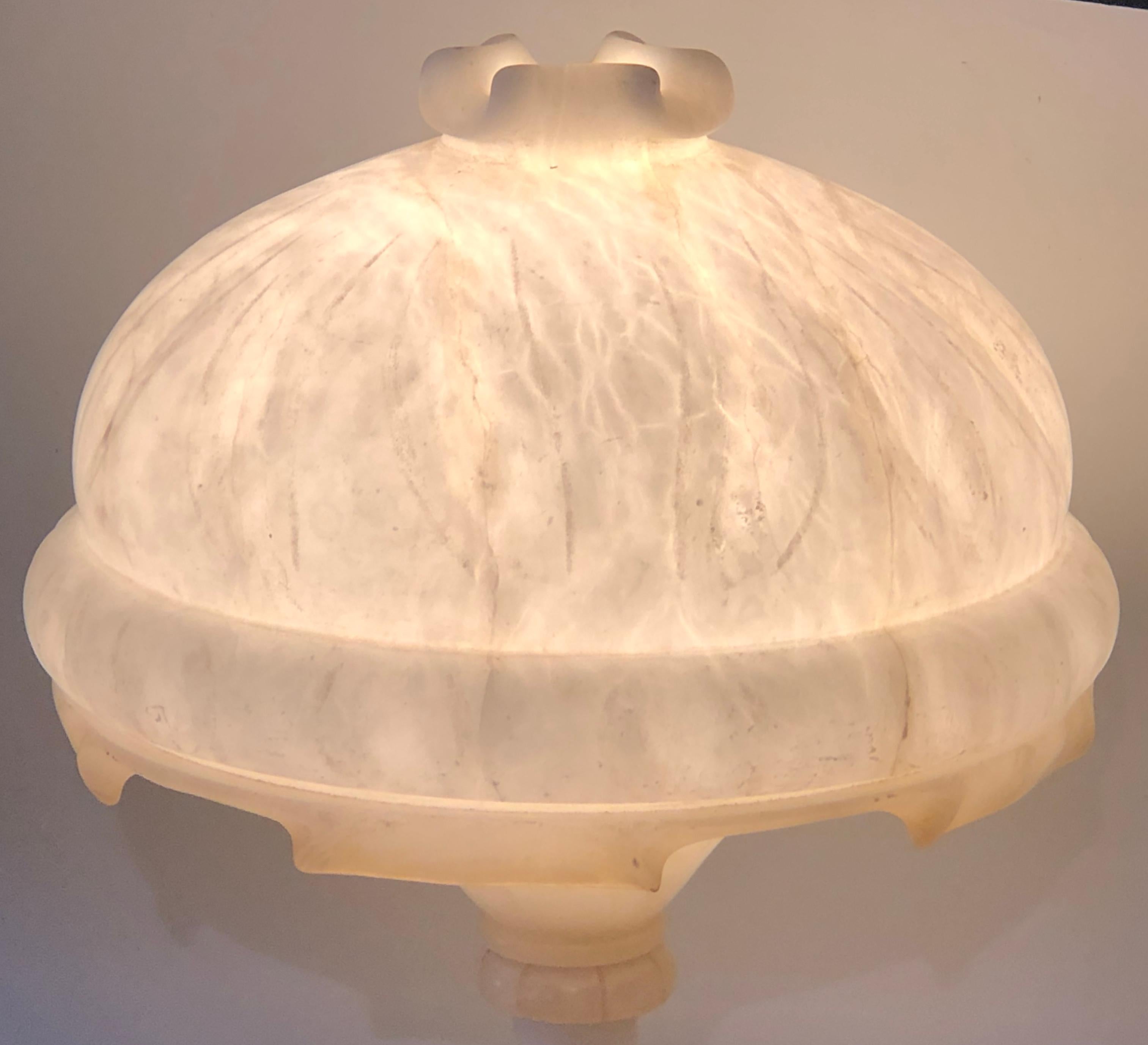 Art-Déco-Tischlampe aus Alabaster mit gewölbter Kuppel, die eine sitzende Dame in einer Straßenlampe darstellt im Angebot 8