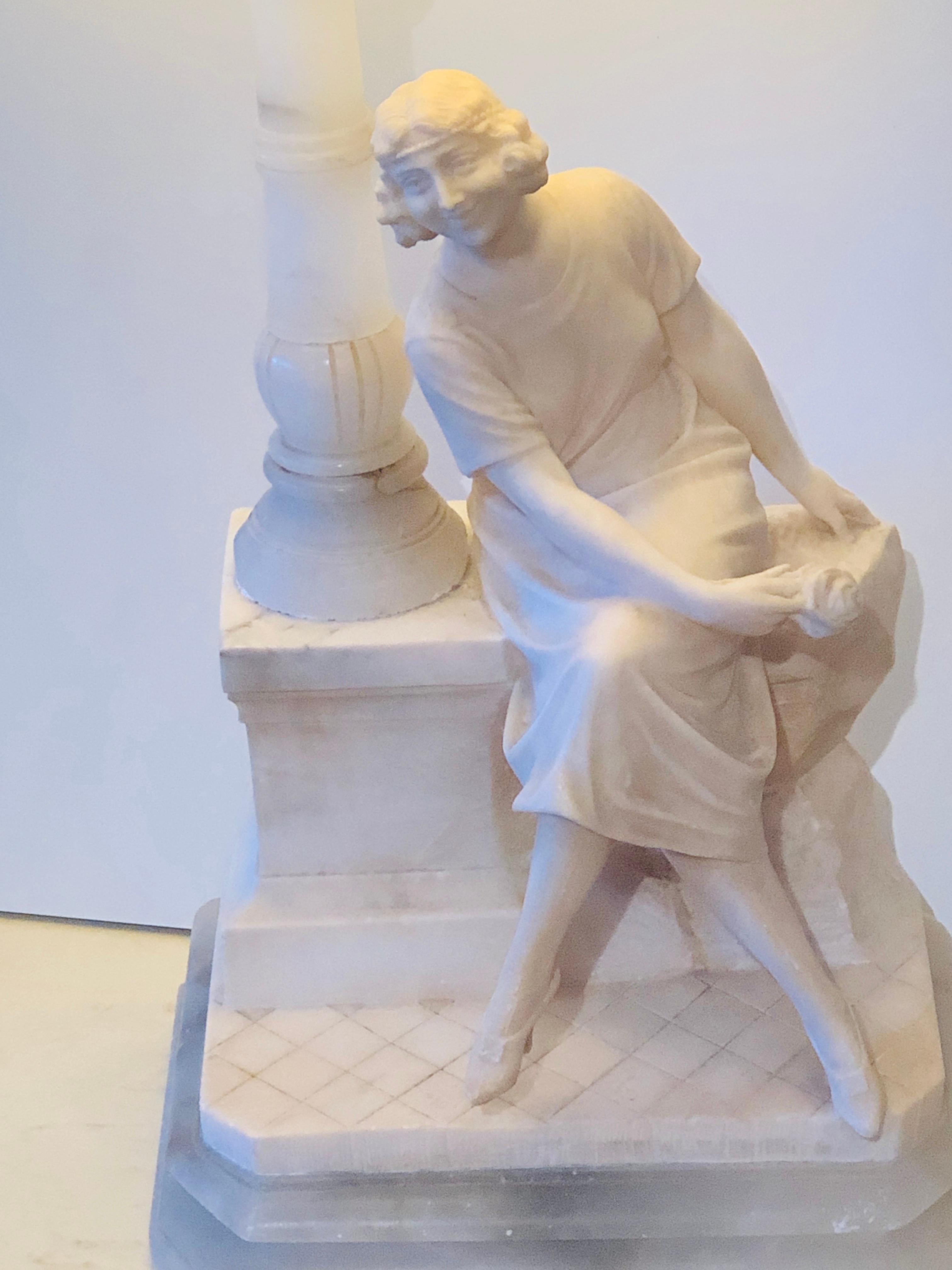 Lámpara de sobremesa Art Déco con cúpula de alabastro que representa a una dama sentada en una farola en venta 8