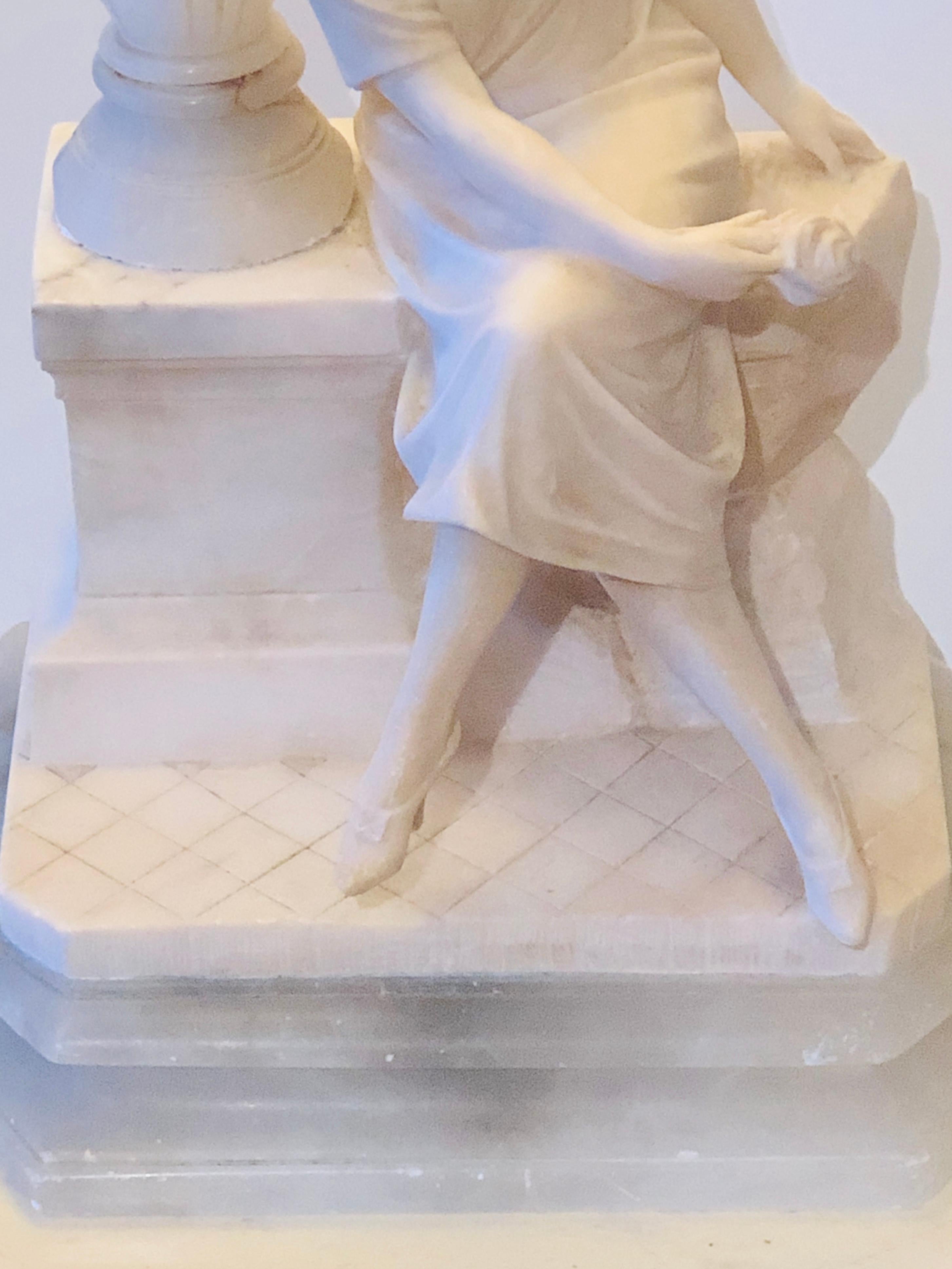 Lámpara de sobremesa Art Déco con cúpula de alabastro que representa a una dama sentada en una farola en venta 9