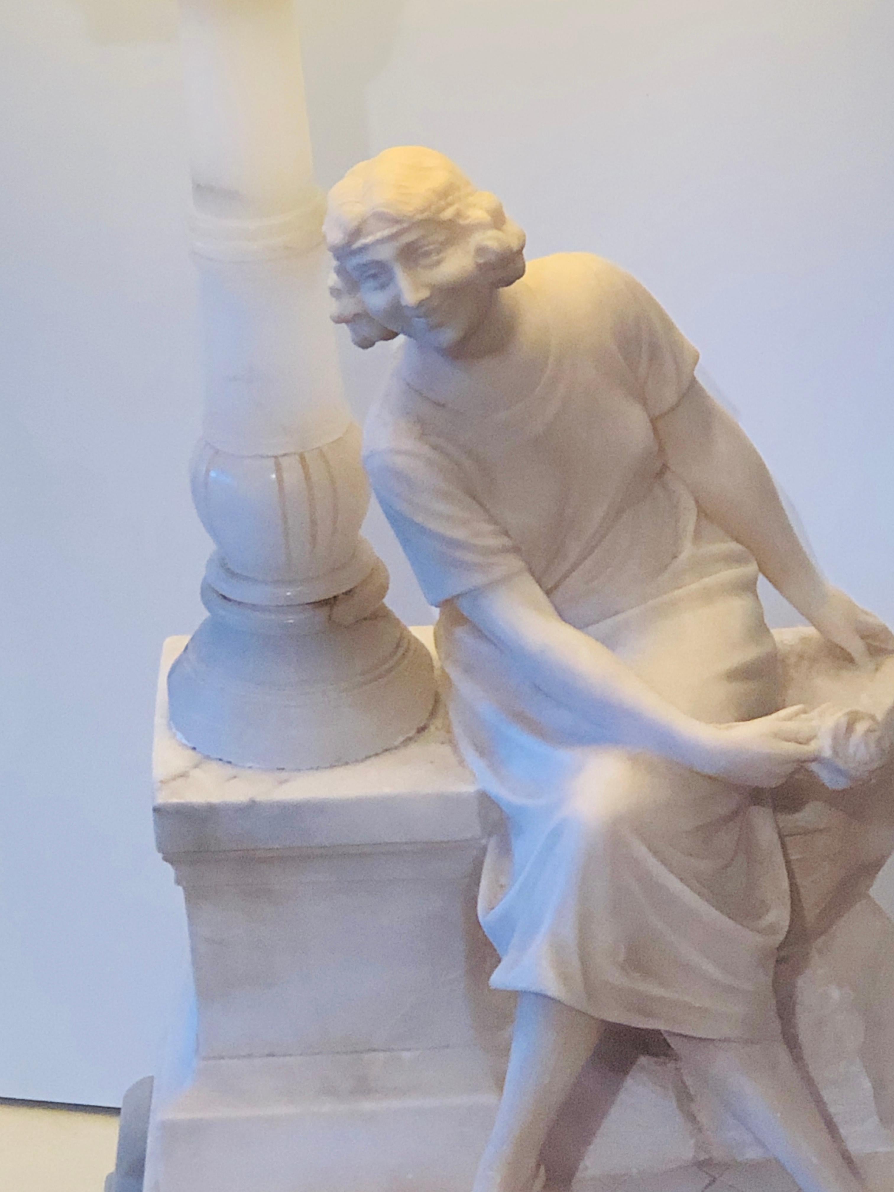 Lámpara de sobremesa Art Déco con cúpula de alabastro que representa a una dama sentada en una farola en venta 10