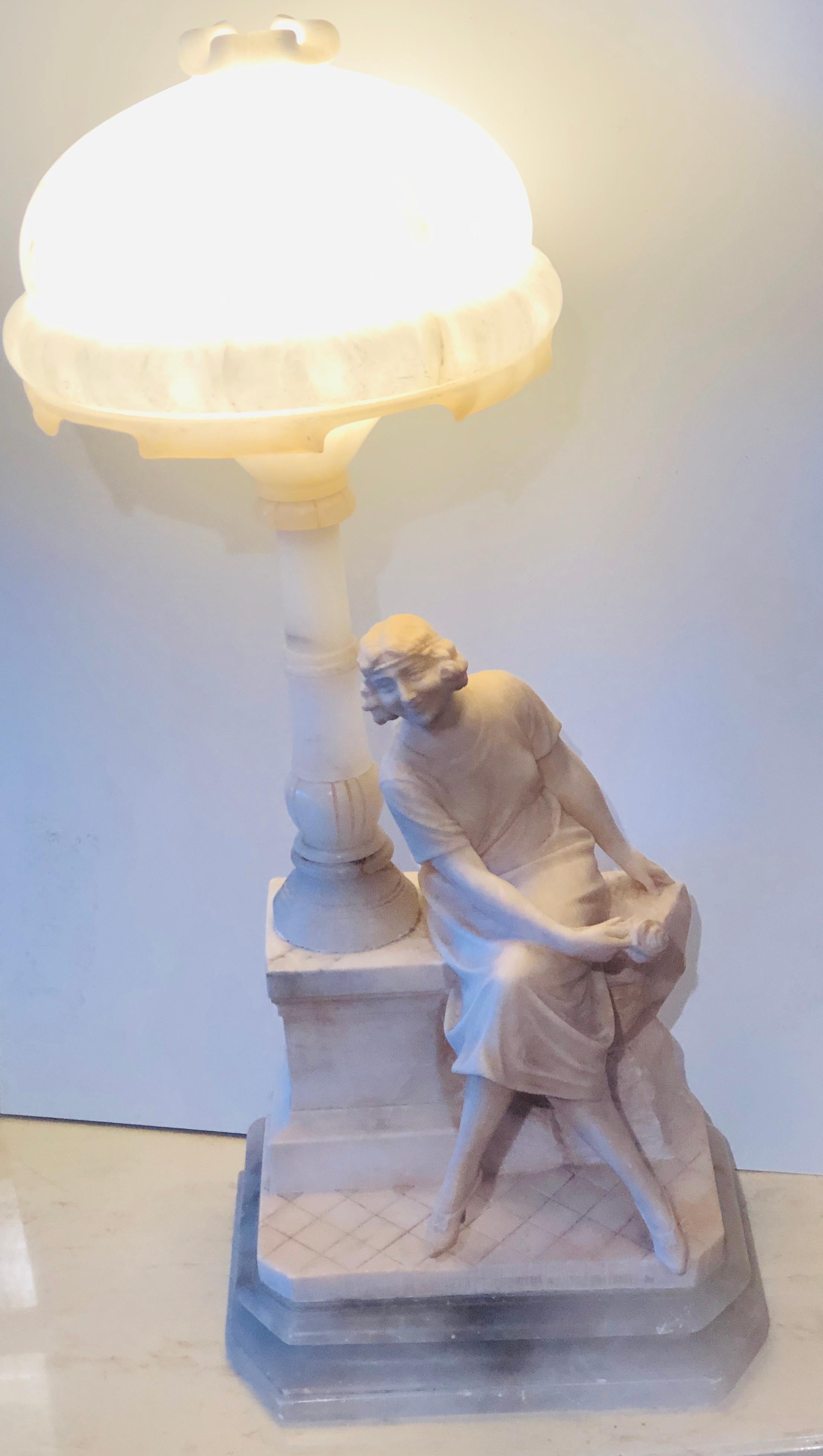 Art-Déco-Tischlampe aus Alabaster mit gewölbter Kuppel, die eine sitzende Dame in einer Straßenlampe darstellt im Angebot 12