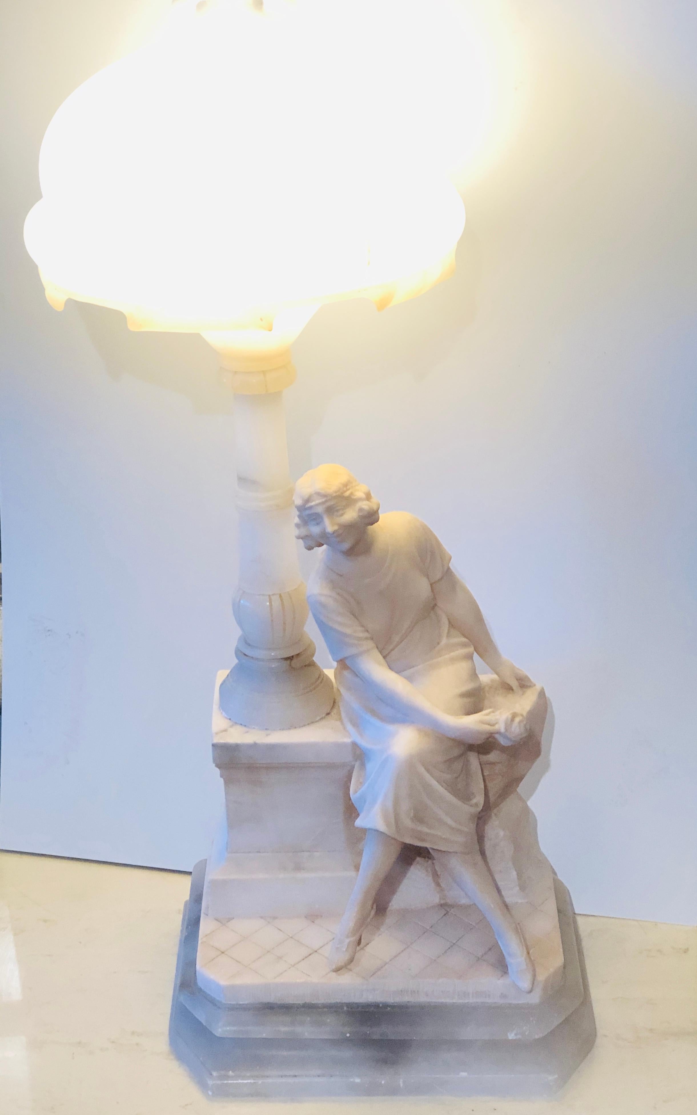 Lámpara de sobremesa Art Déco con cúpula de alabastro que representa a una dama sentada en una farola en venta 12