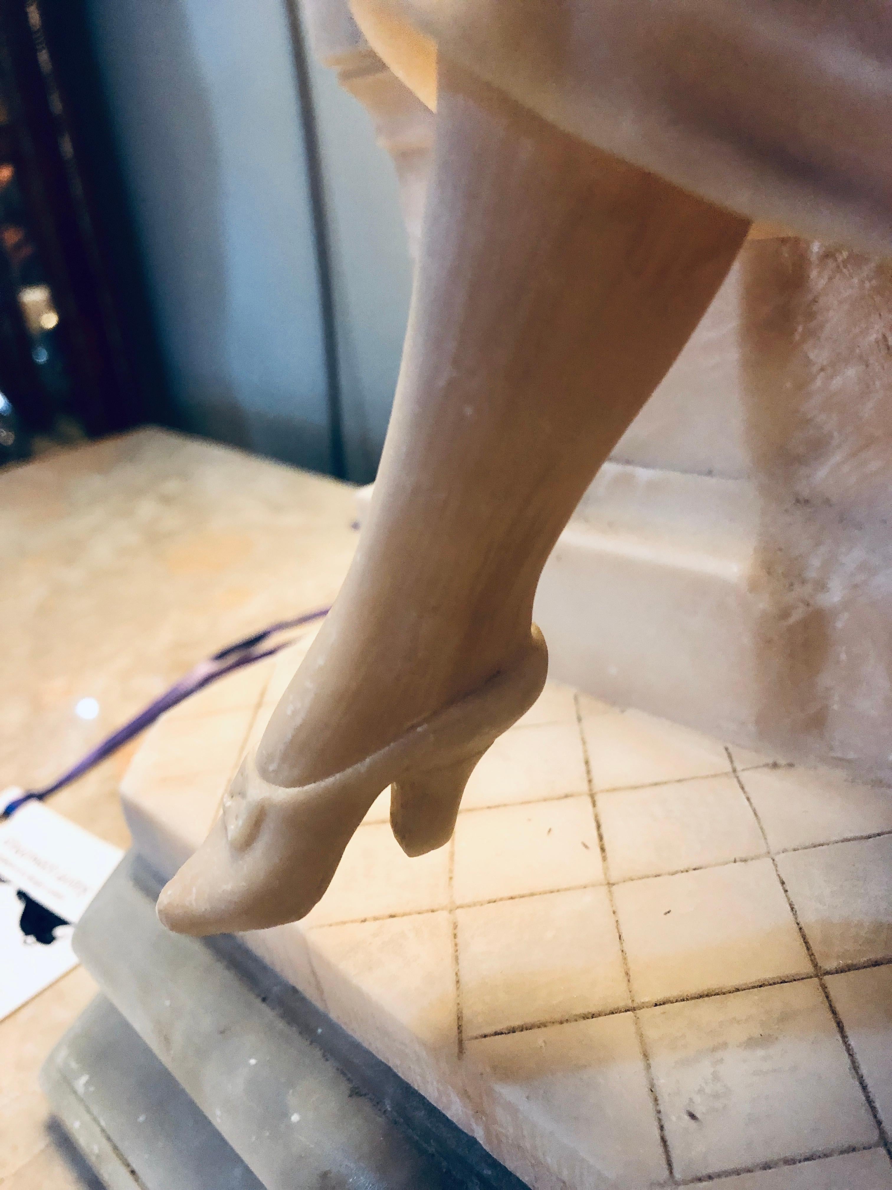 Lámpara de sobremesa Art Déco con cúpula de alabastro que representa a una dama sentada en una farola Pulido en venta
