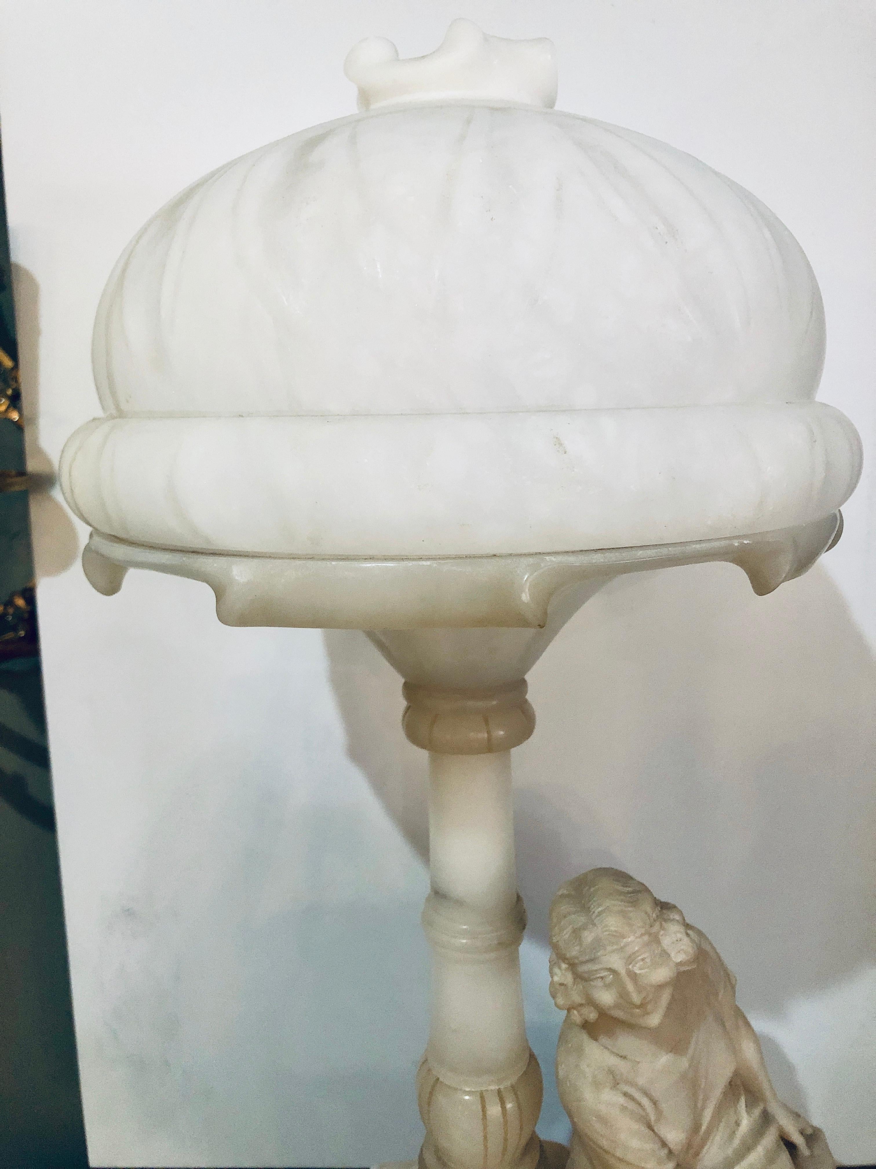 Art-Déco-Tischlampe aus Alabaster mit gewölbter Kuppel, die eine sitzende Dame in einer Straßenlampe darstellt im Angebot 2