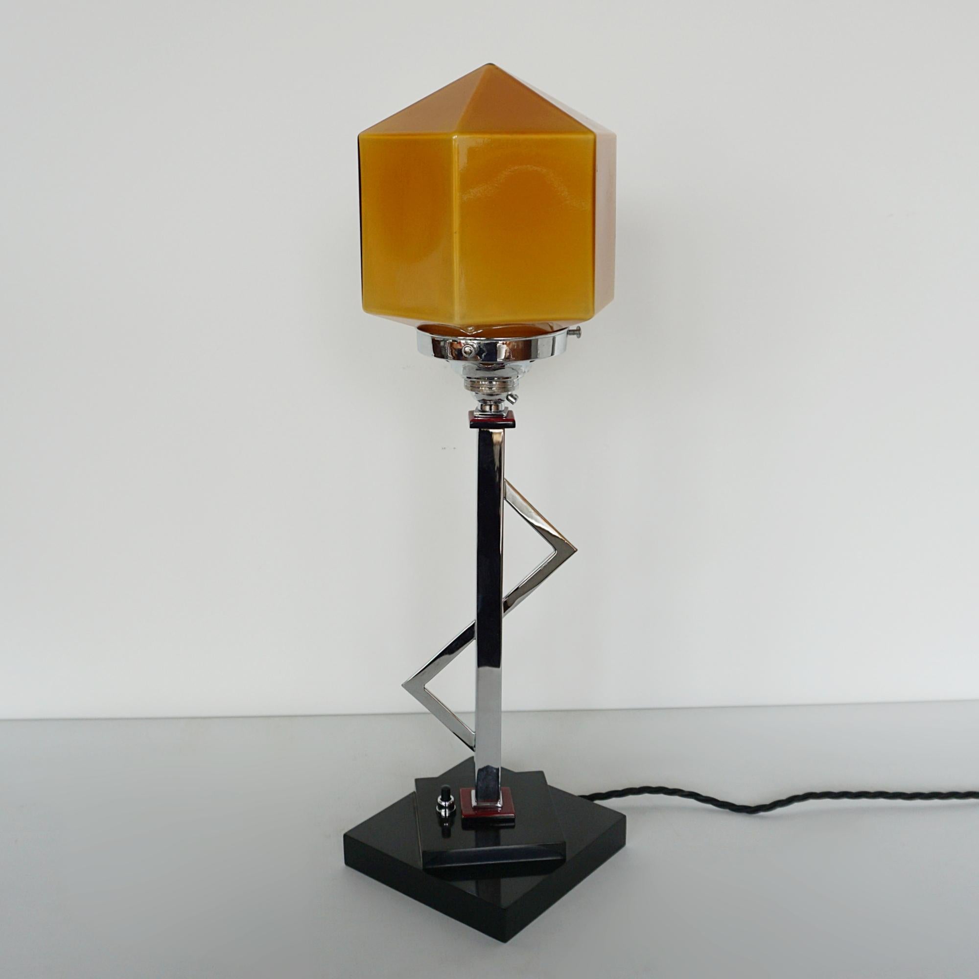 English An Art Deco Amber Glass and Bakelite Table Lamp