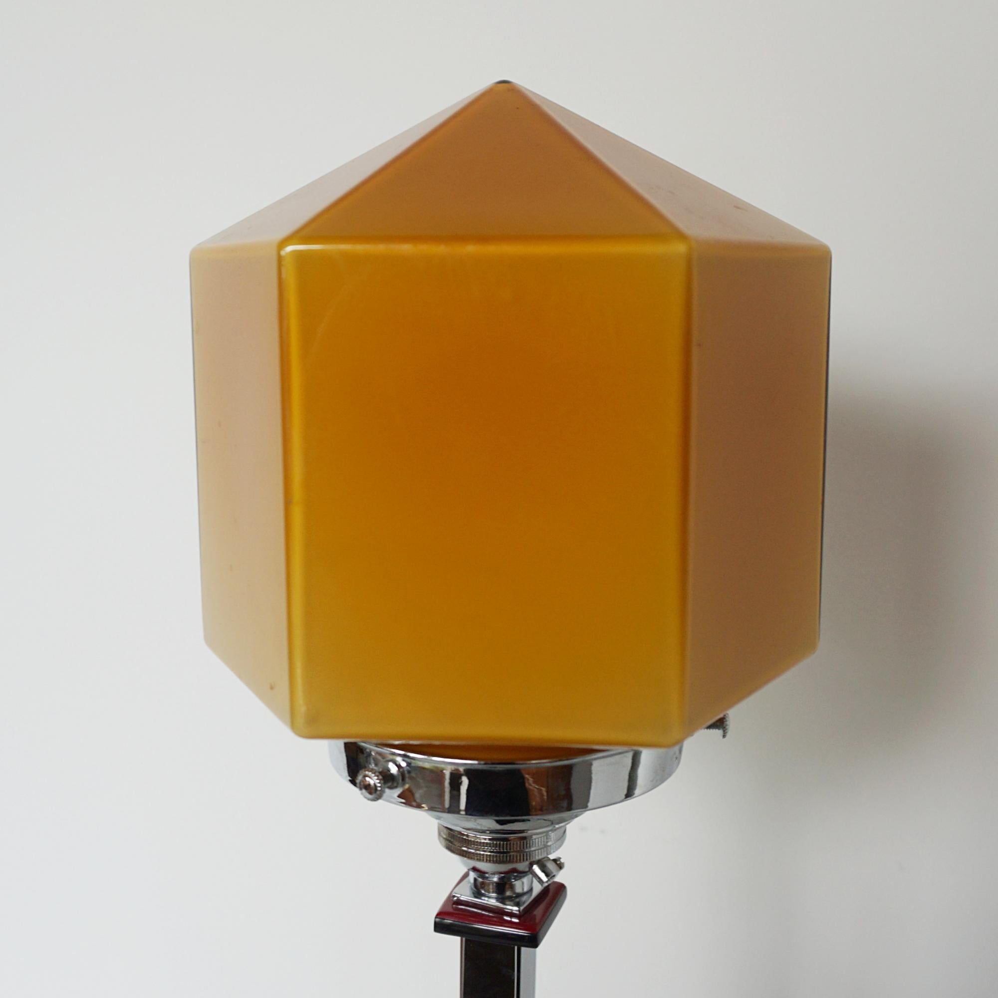 An Art Deco Amber Glass and Bakelite Table Lamp In Good Condition In Forest Row, East Sussex