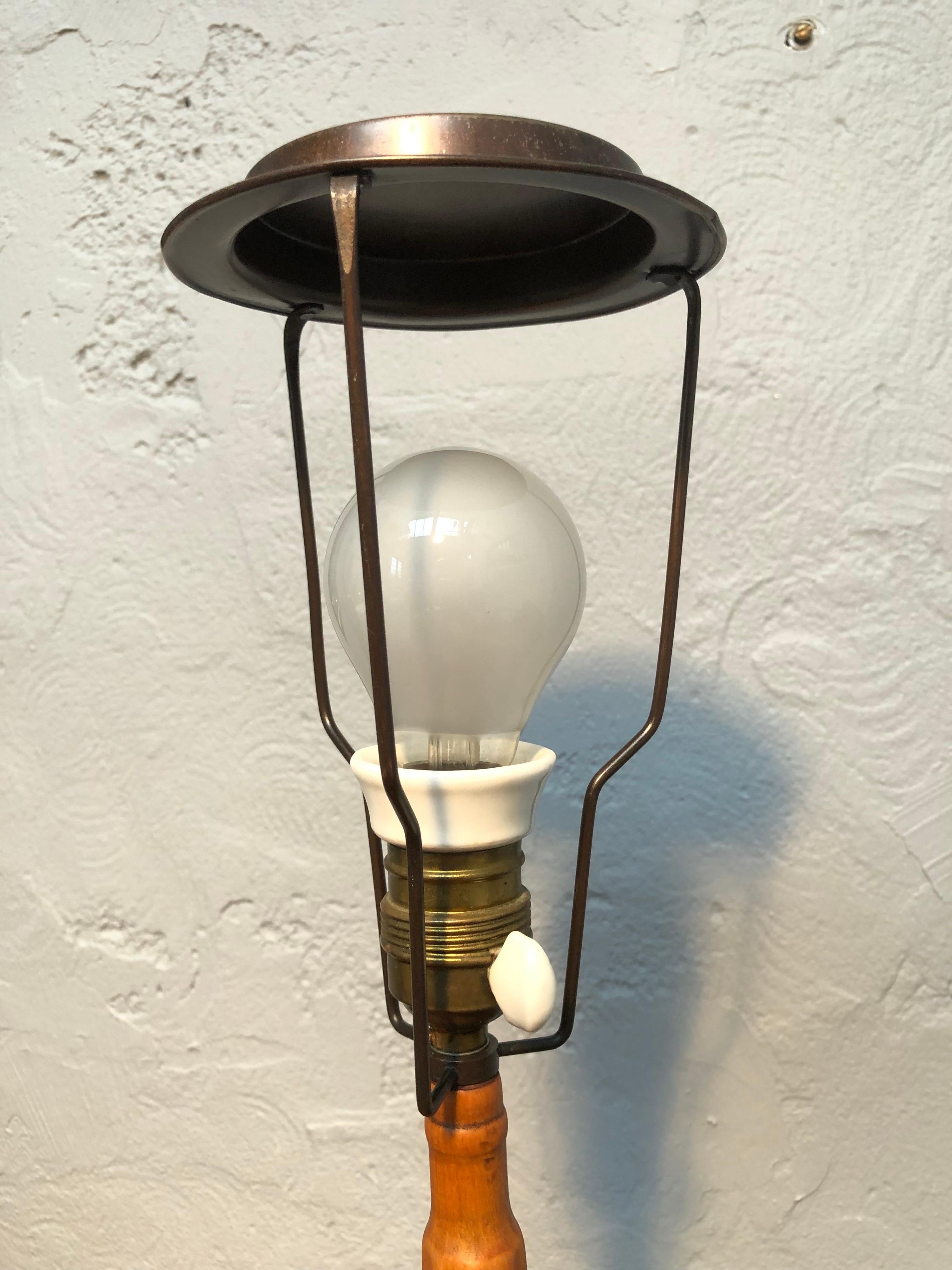 Milieu du XXe siècle Lampe de table Art Déco faite à la main par un artisan en vente