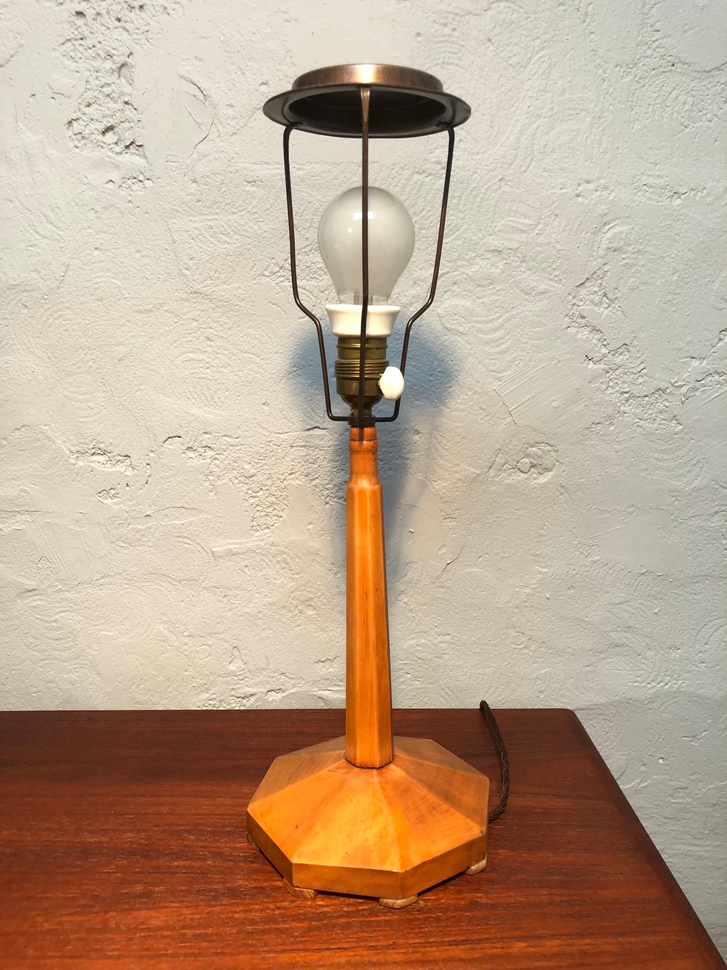 Hêtre Lampe de table Art Déco faite à la main par un artisan en vente