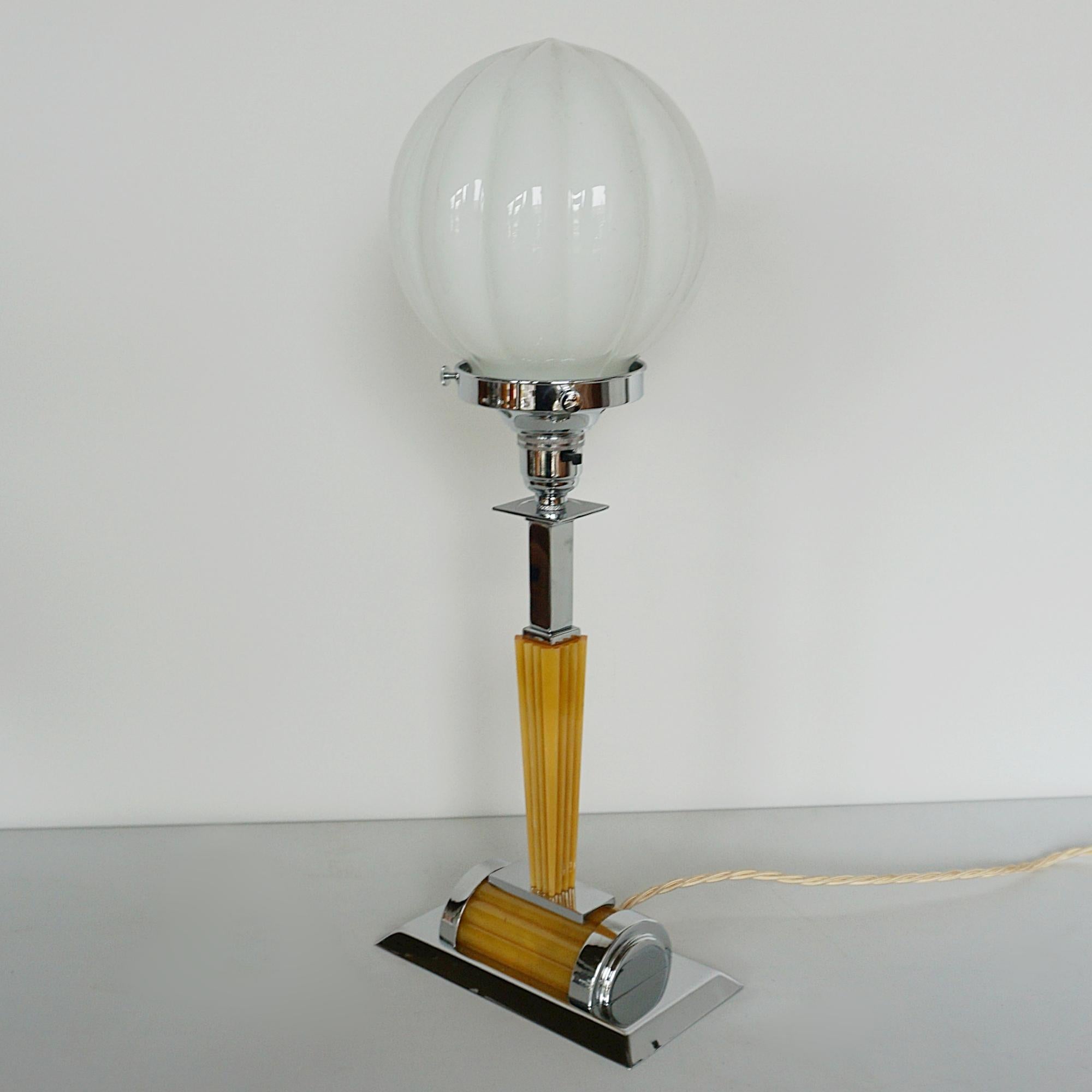 An Art Deco Bakelite 1930s Style Table Lamp In Good Condition In Forest Row, East Sussex