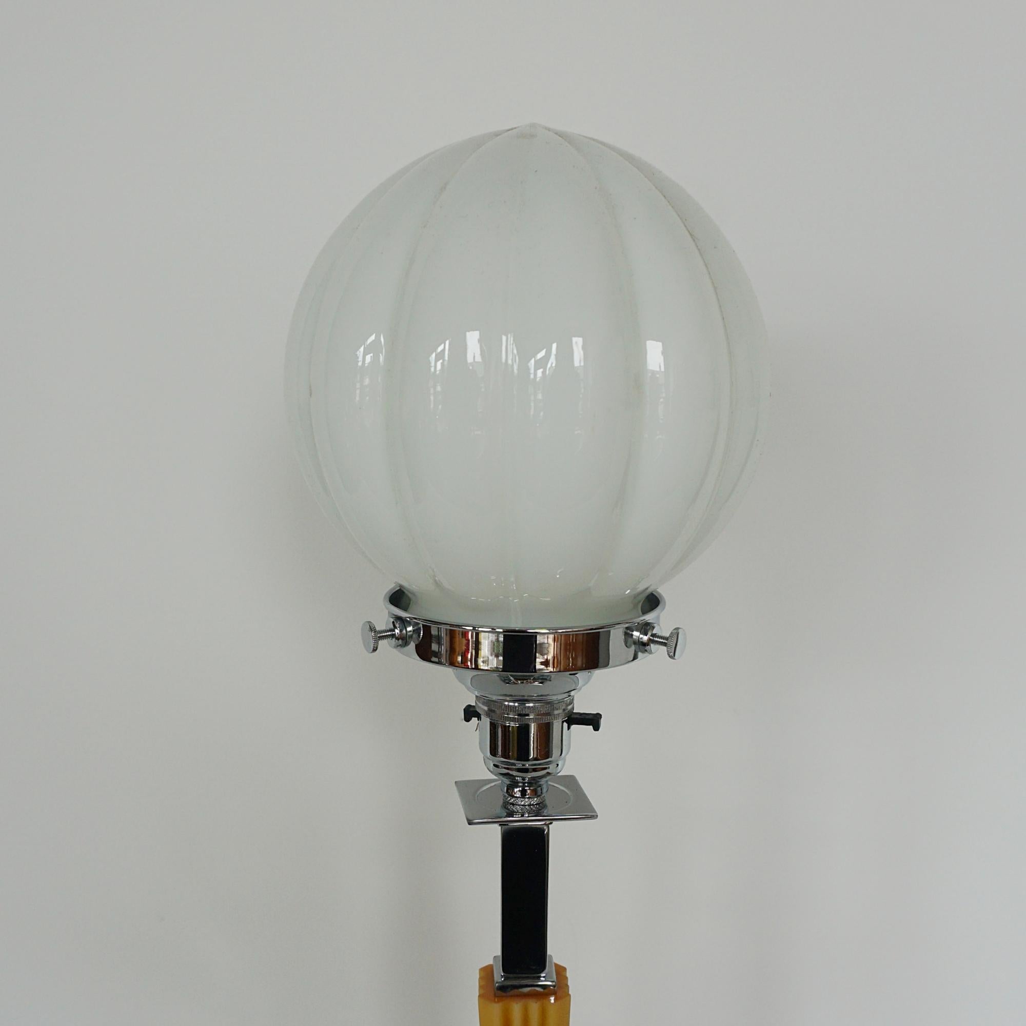 Mid-20th Century An Art Deco Bakelite 1930s Style Table Lamp