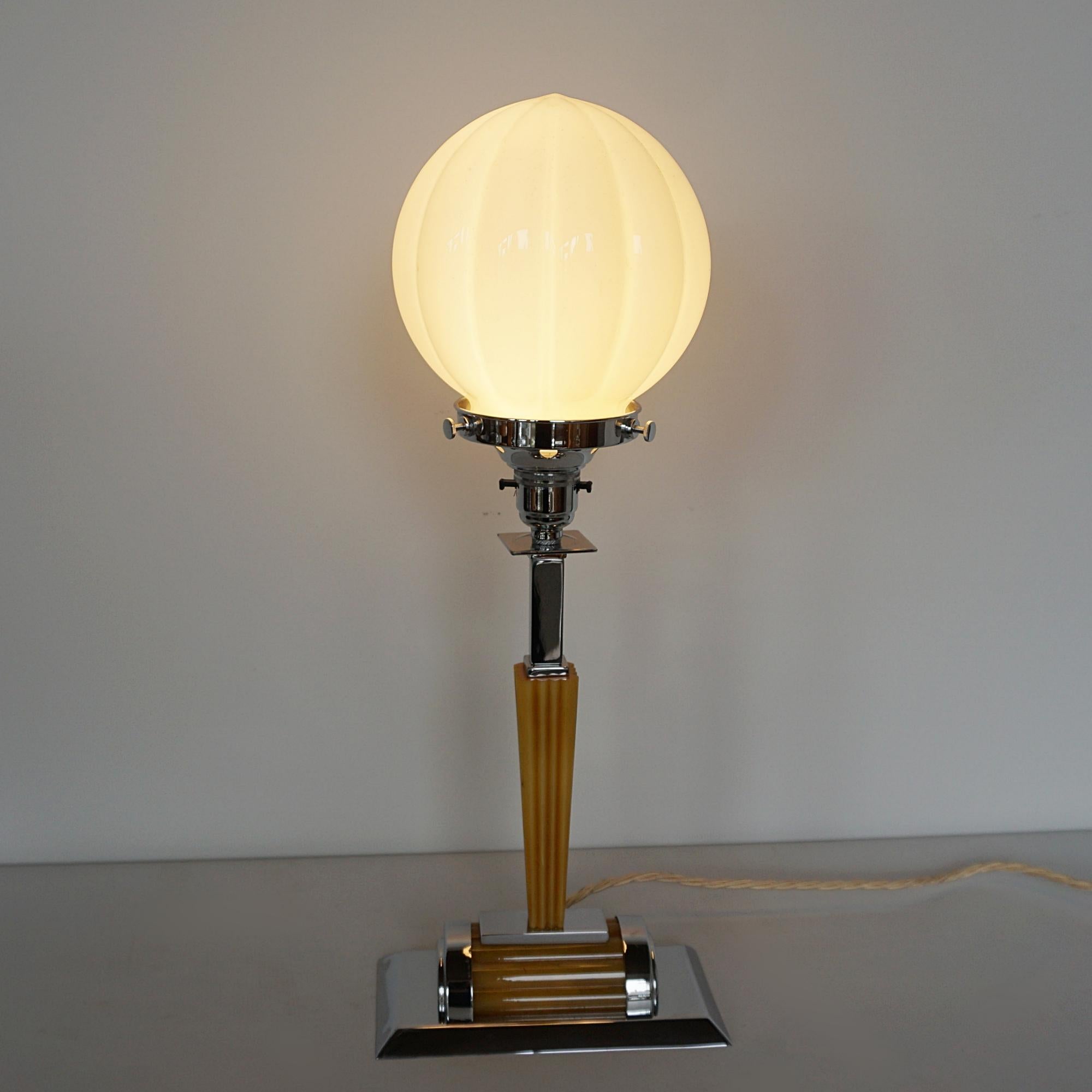 An Art Deco Bakelite 1930s Style Table Lamp 1
