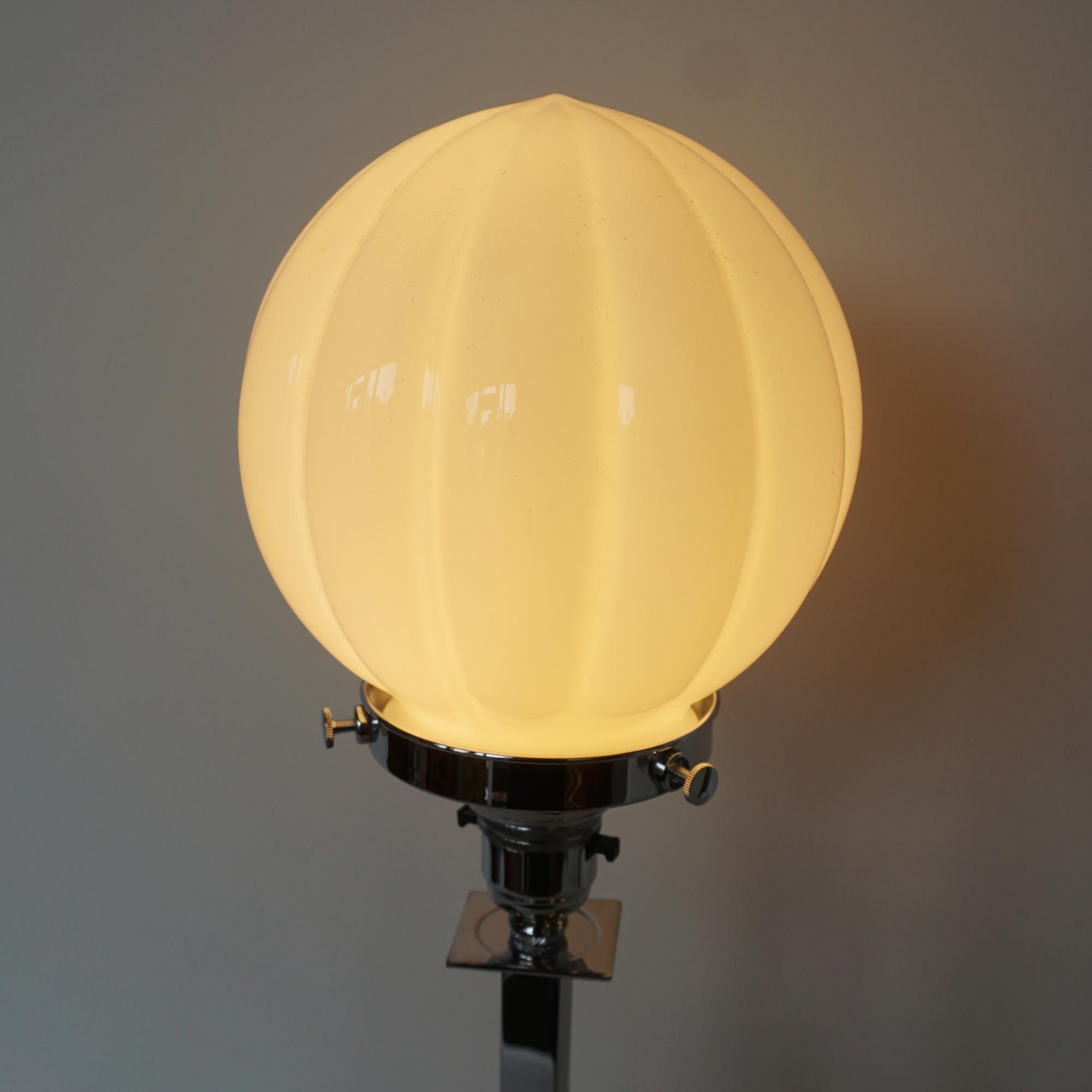 An Art Deco Bakelite 1930s Style Table Lamp 2