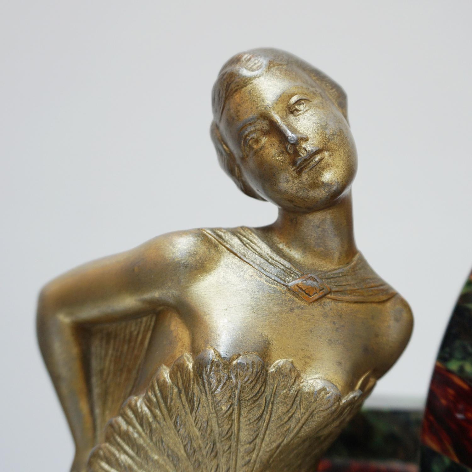 Art Deco Bakelite Mantle Clock In Good Condition In Forest Row, East Sussex