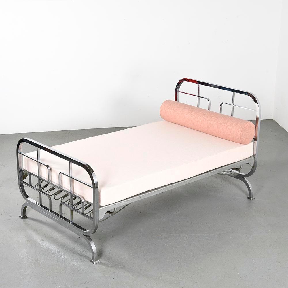 For once, we open our curation to this magnificent Art Deco bed imagined by the Swiss designer Max Ernst Haefeli in the 1930s, which can be used as a bed or day bed.

Head and footboard decorated with geometric tubular windings resting on two wide