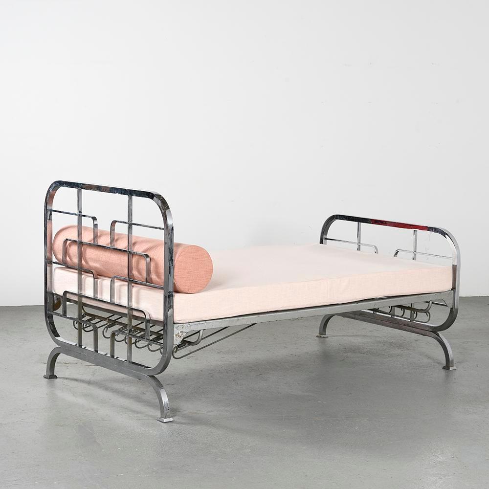 Ein Art-déco-Bett von Max Ernst Haefeli, Schweiz  (Mitte des 20. Jahrhunderts) im Angebot
