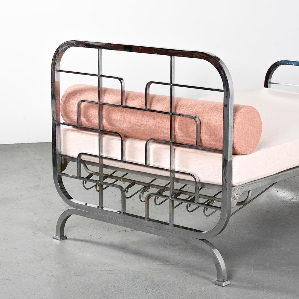 Ein Art-déco-Bett von Max Ernst Haefeli, Schweiz  (Kupfer) im Angebot