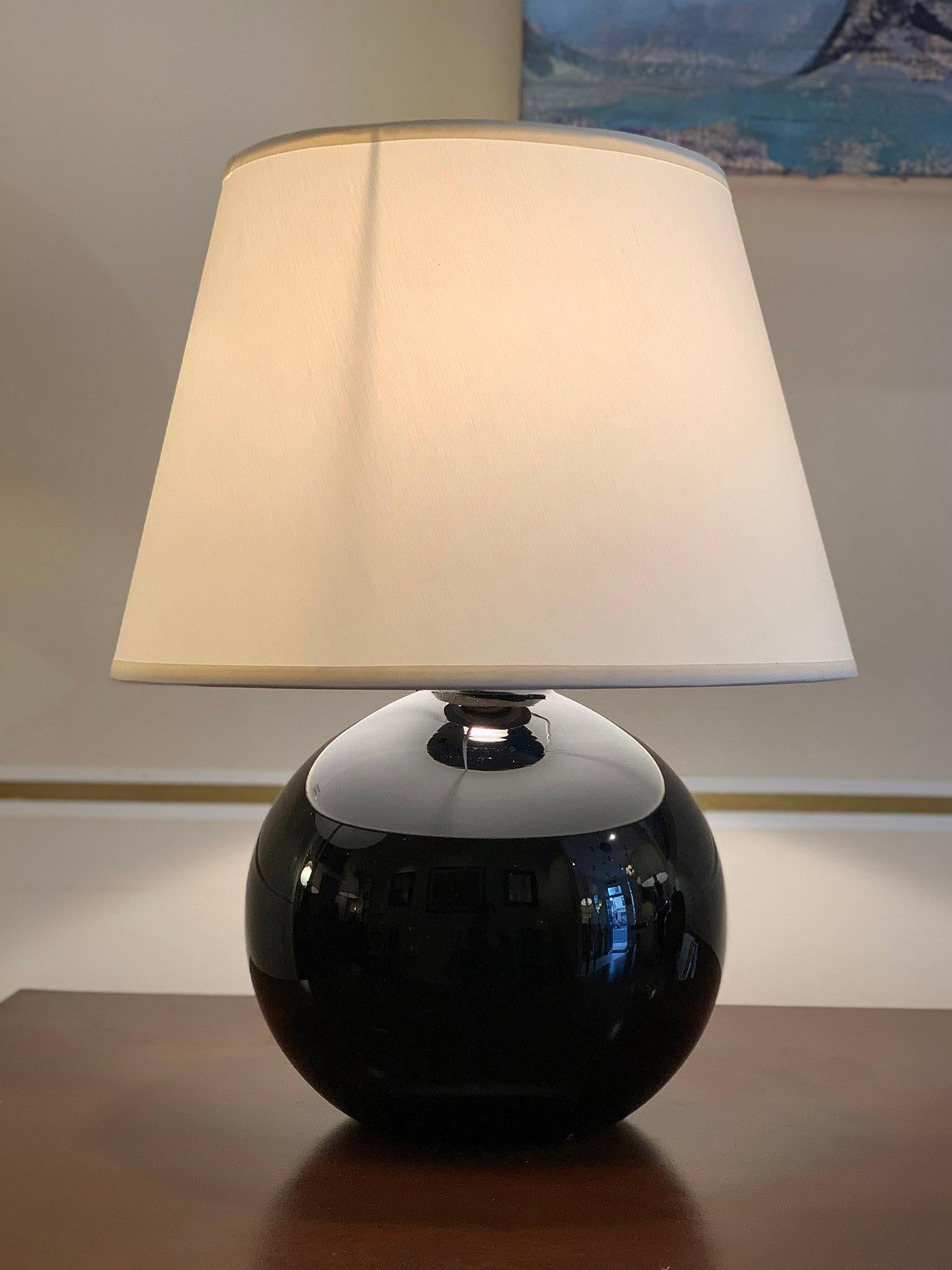 An Art Deco black opaline glass spherical table lamp by Jacques Adnet, (1901-1984)
France, circa 1930
Measures: With the shade: 41 cm high by 31 cm diameter
Lamp base only: sphere of 20 cm diameter.