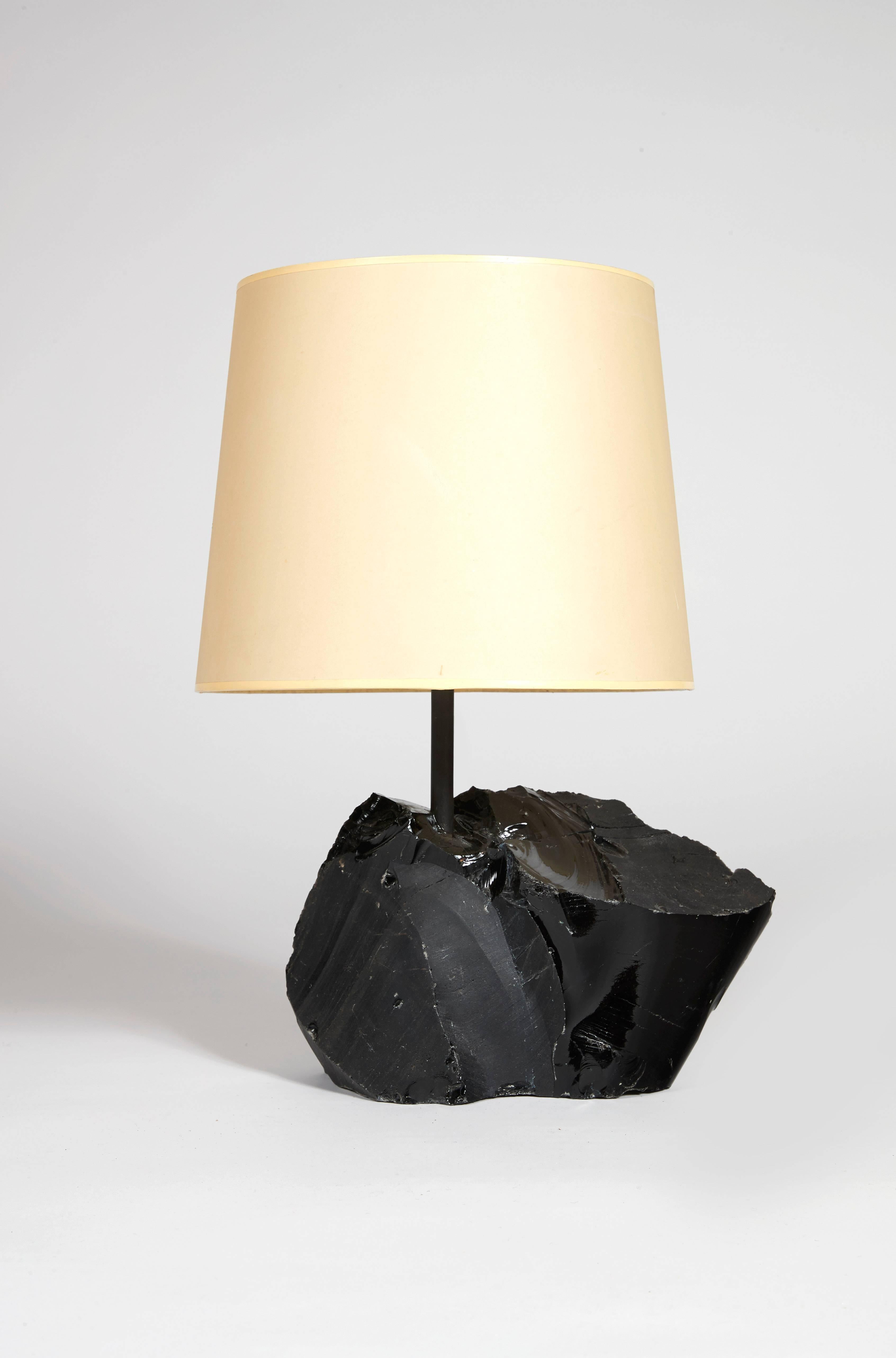 A black obsidian lamp base and black metal 
Not signed.

Note to international purchasers:

French electrification, Before using, our international clients will handle to install the electrical system by their local and professional electrician