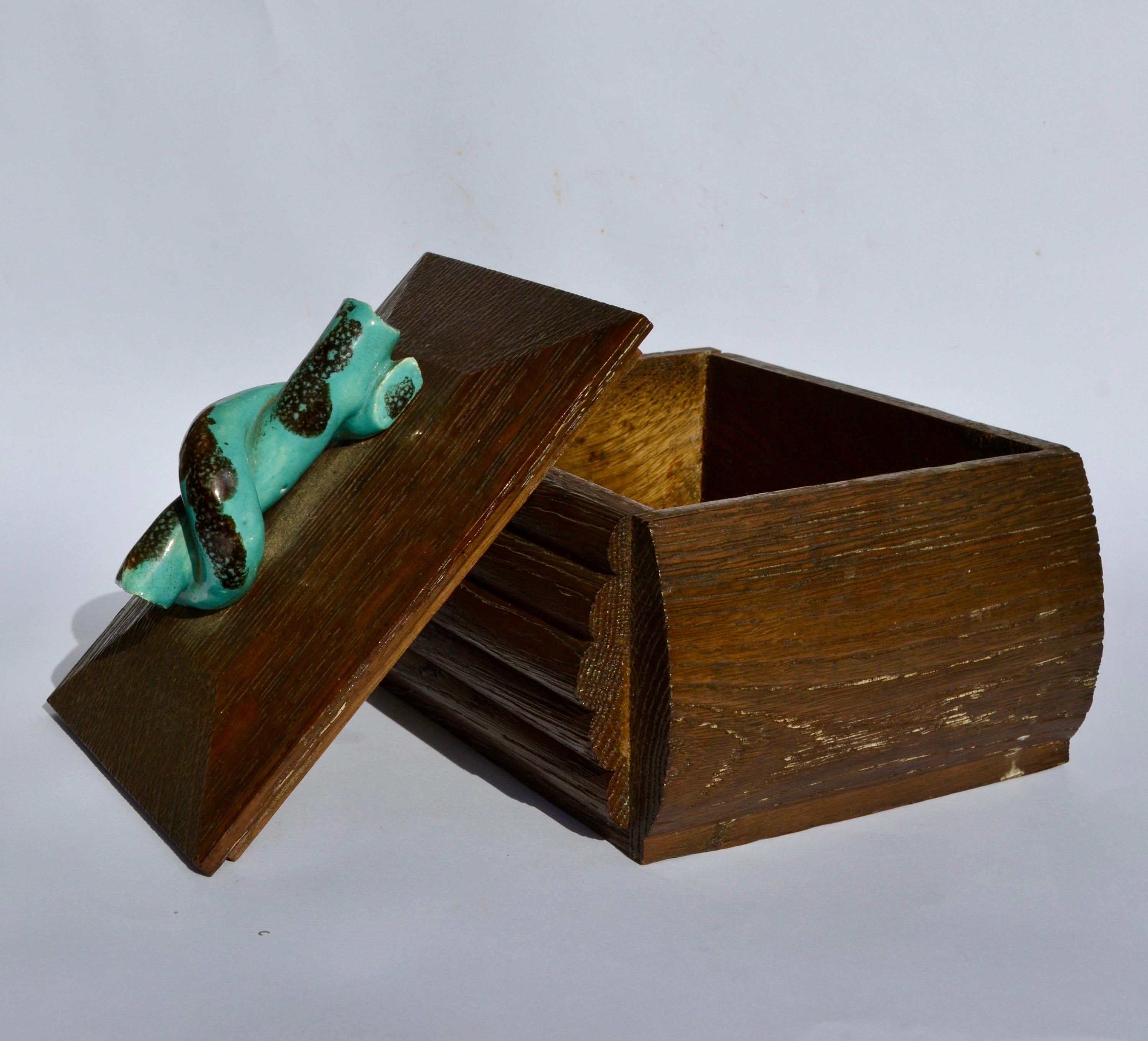 Caja Art Déco de roble macizo con asa de cerámica 1930 Francia. Art Decó