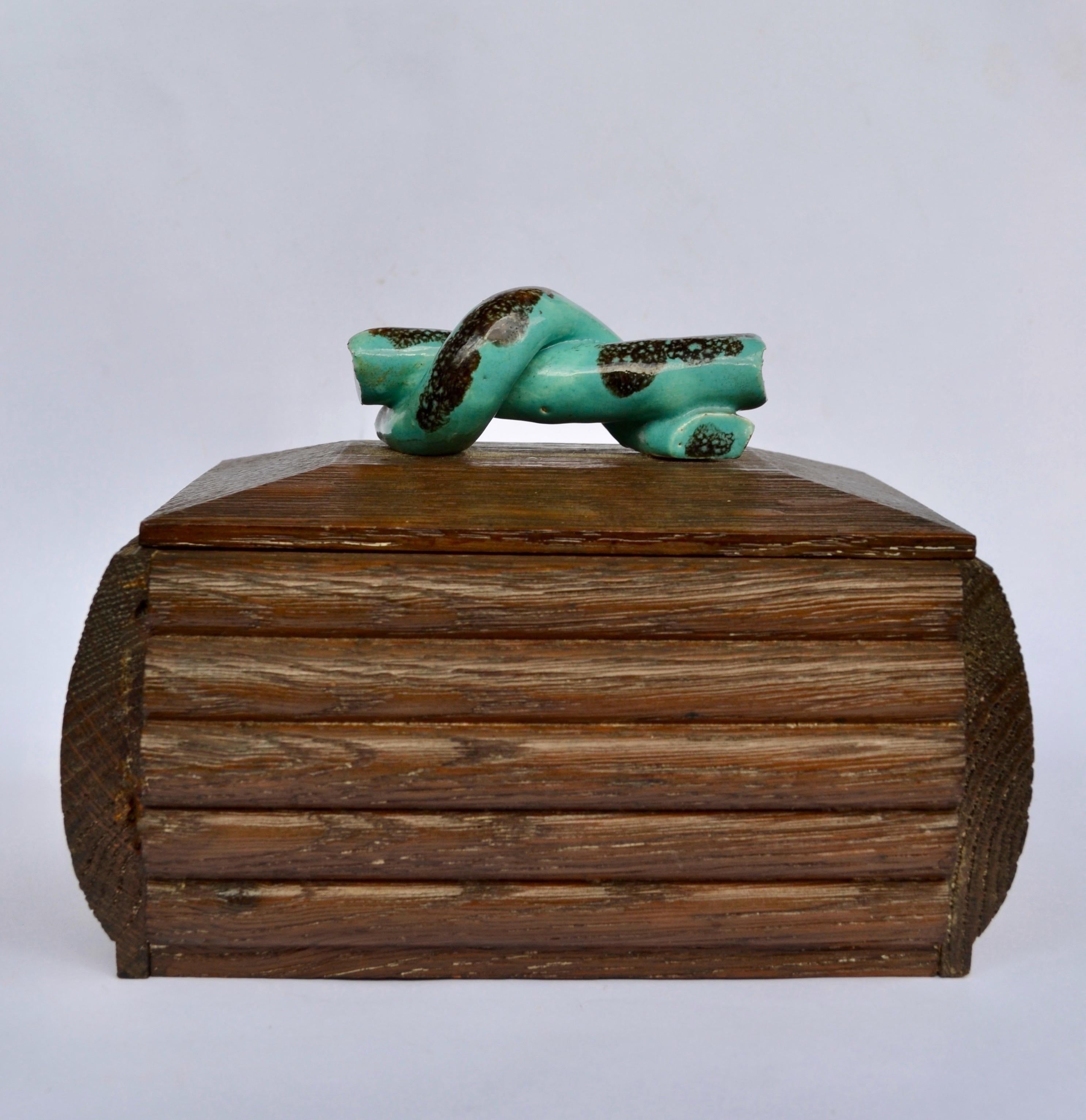 Caja Art Déco de roble macizo con asa de cerámica 1930 Francia. mediados del siglo XX