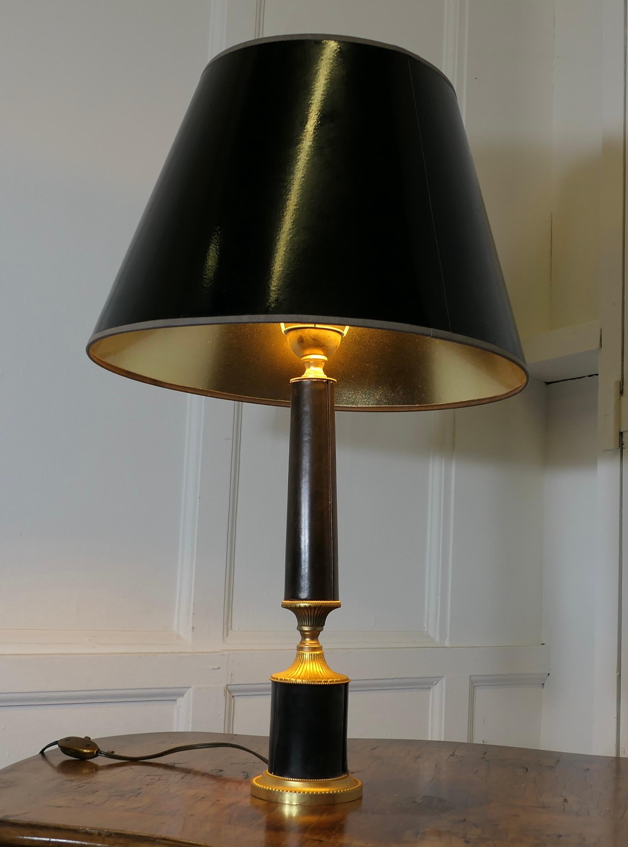 Lampe de table Art déco en laiton et cuir noir   Cette lampe est très élégante Bon état - En vente à Godshill, Isle of Wight