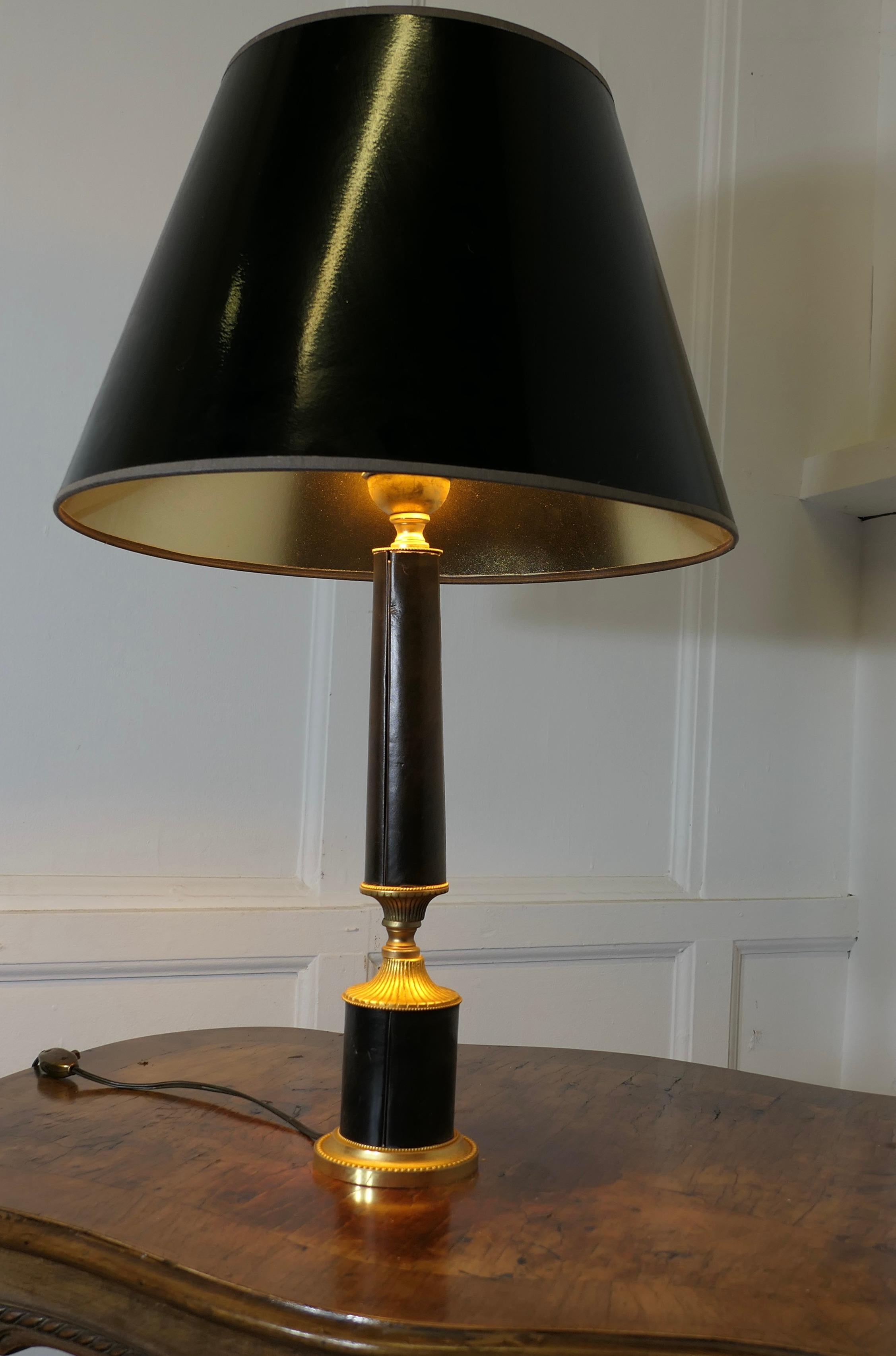 Milieu du XXe siècle Lampe de table Art déco en laiton et cuir noir   Cette lampe est très élégante en vente