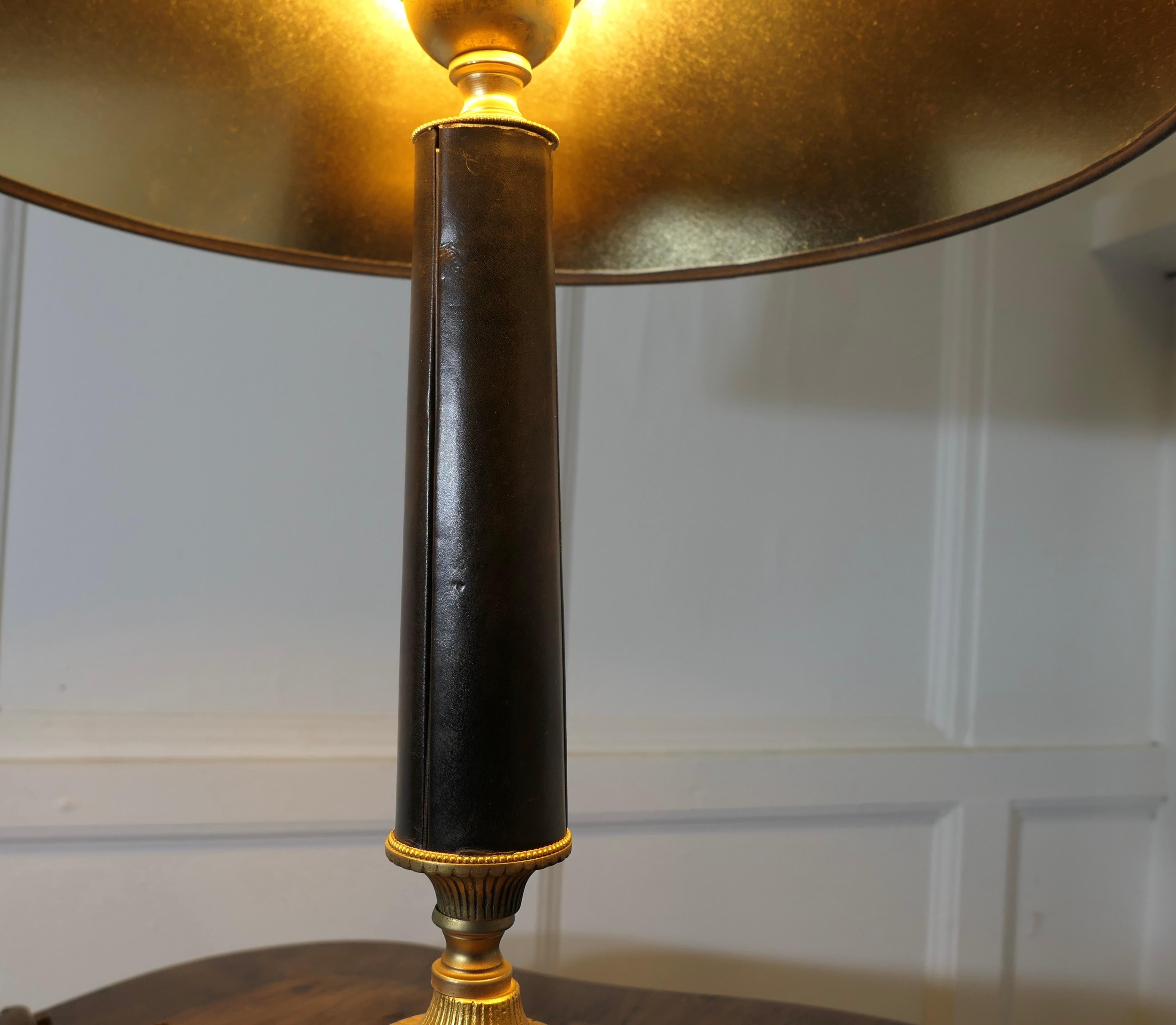 Cuir Lampe de table Art déco en laiton et cuir noir   Cette lampe est très élégante en vente