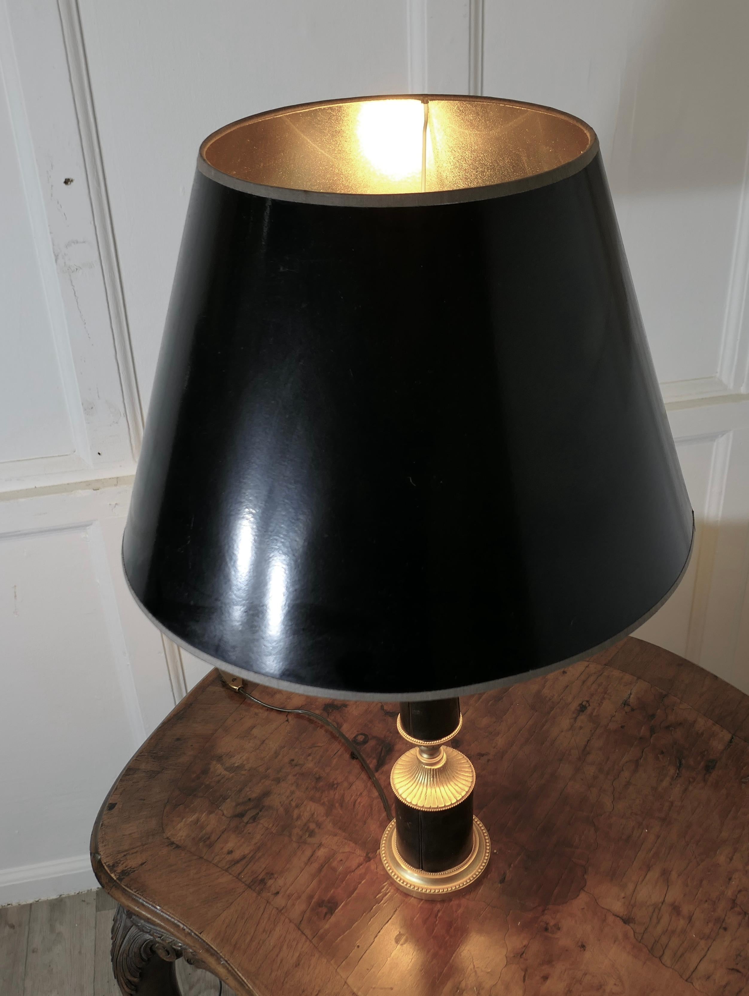 Lampe de table Art déco en laiton et cuir noir   Cette lampe est très élégante en vente 1