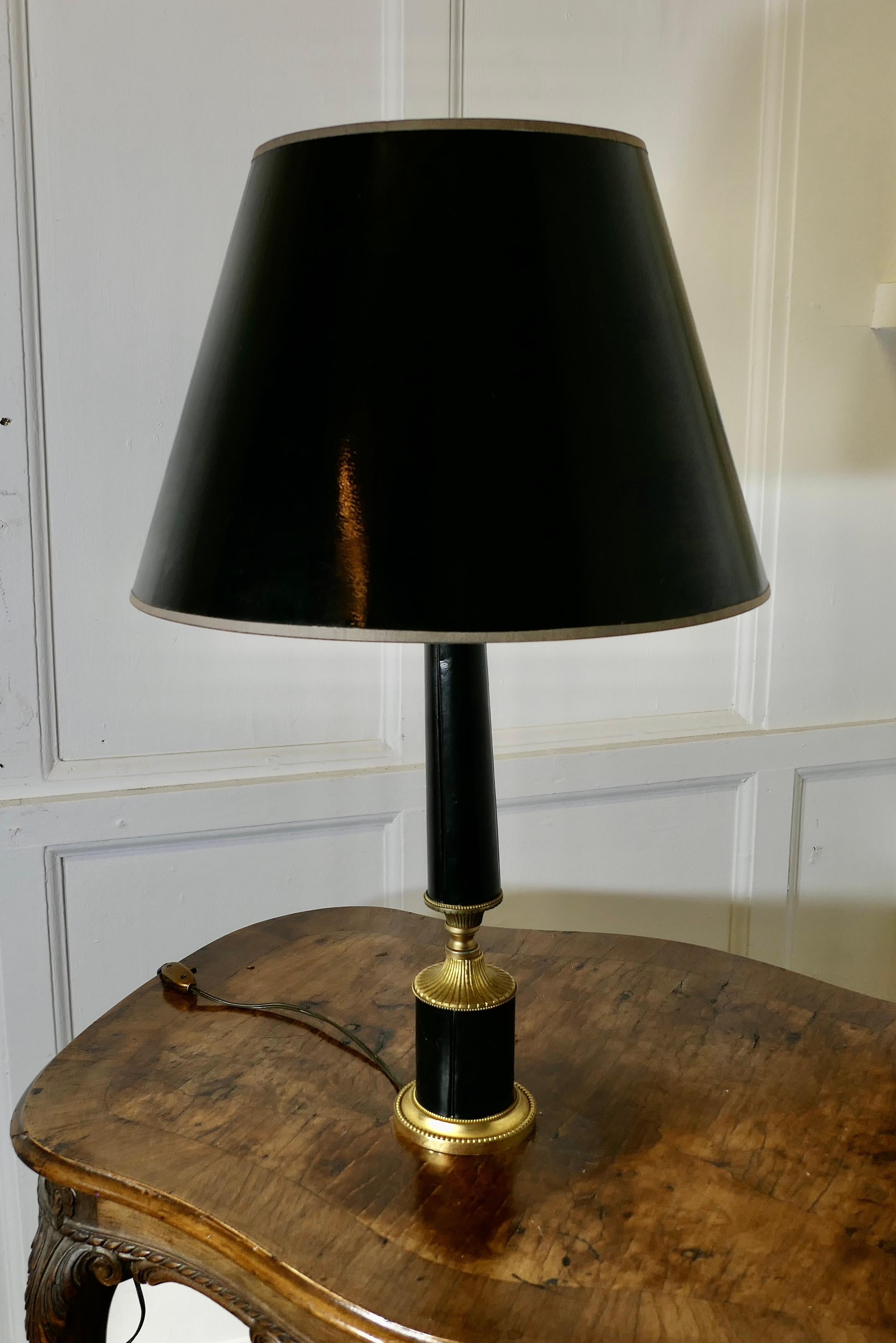 Lampe de table Art déco en laiton et cuir noir   Cette lampe est très élégante en vente 2