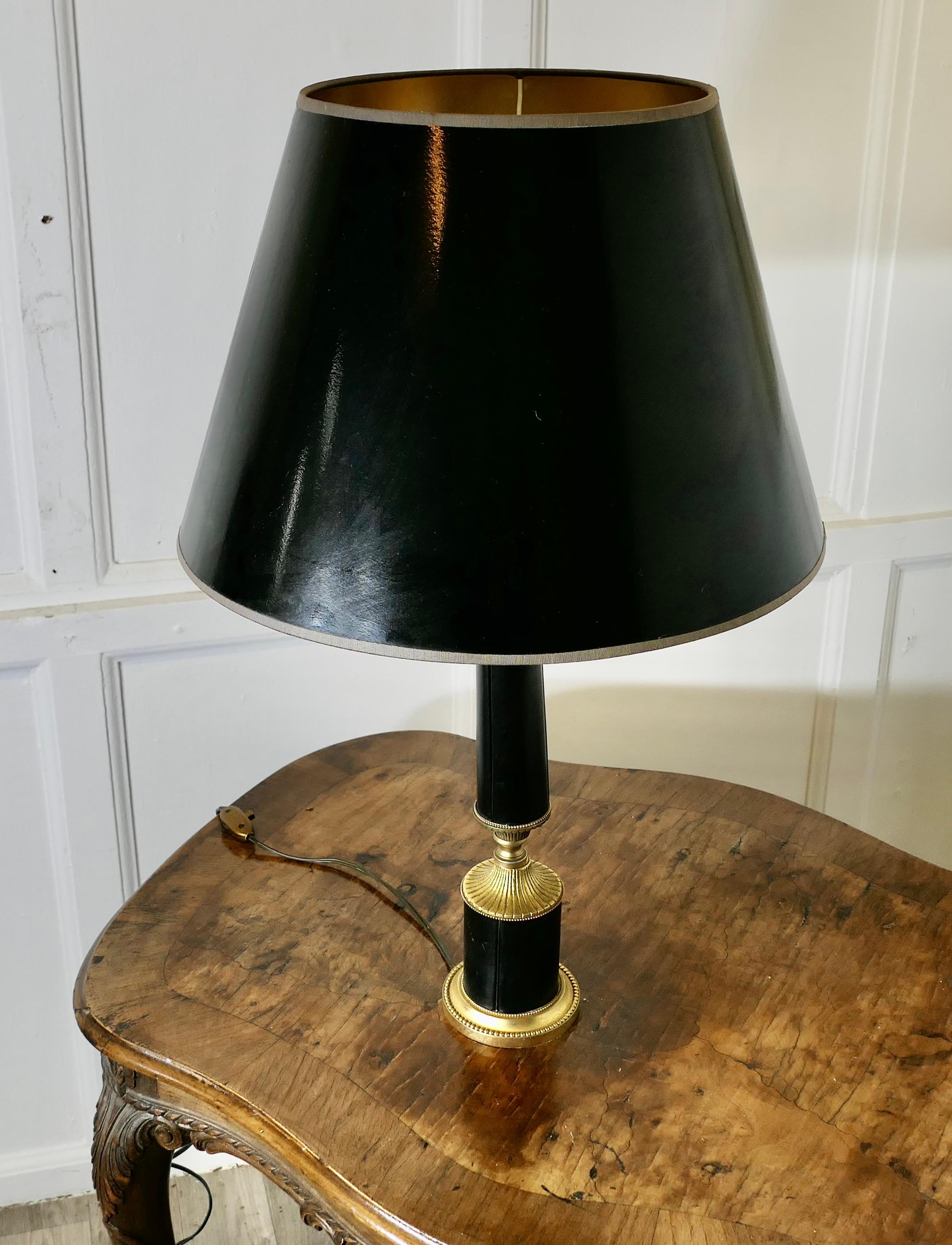 Lampe de table Art déco en laiton et cuir noir   Cette lampe est très élégante en vente 3