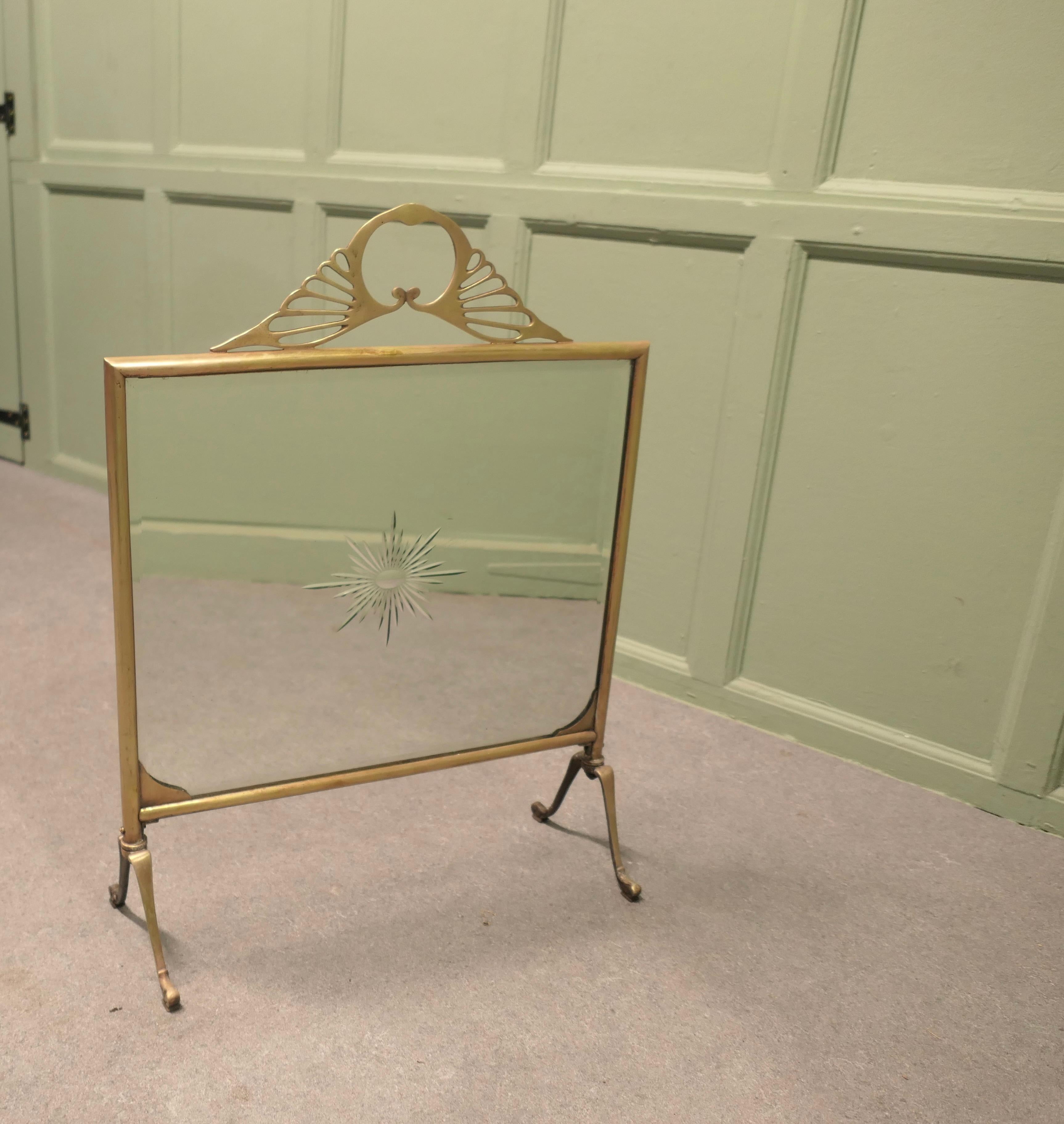 Parafuoco Art Deco in ottone e specchio a raggiera In condizioni buone in vendita a Godshill, Isle of Wight