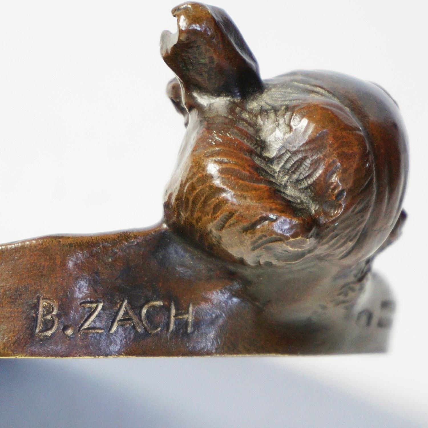 Eine Art-Deco-Bronze-Nadelschale mit einem nach außen schauenden Frauenkopf. Signiert 'B. Zach' und gestempelt 'Made in Austria'. 

Künstler: Bruno Zach (1891-1935)

Abmessungen: B 14 cm, H 4,5 cm

Herkunft: Österreich 

Datum: ca.