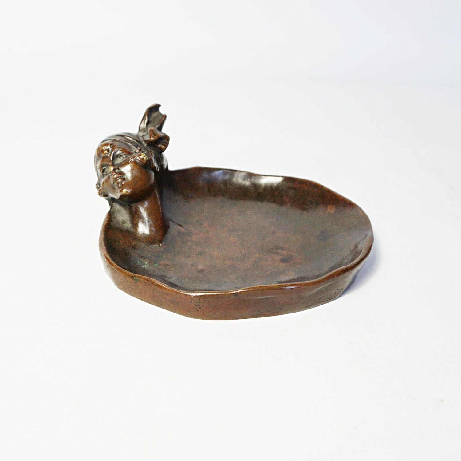Austriaco Piatto a spillo in bronzo Art Deco di Bruno Zach in vendita