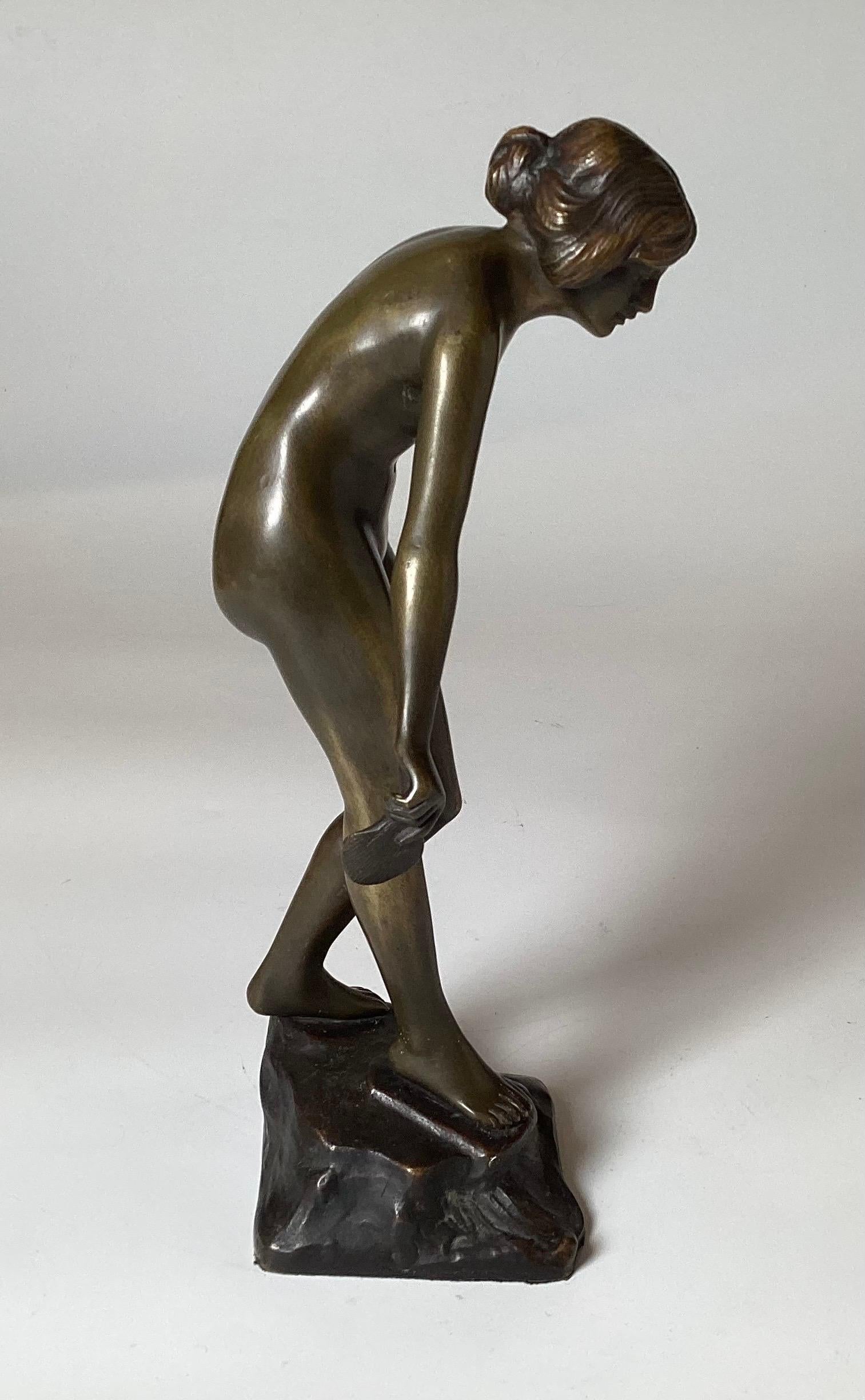 An Art Deco Bronze Sculpture of a Young Woman In Good Condition For Sale In Lambertville, NJ