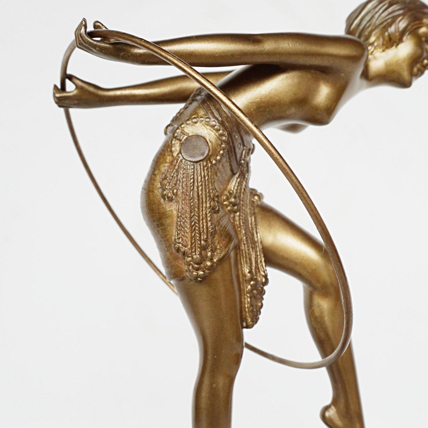 An Art Deco patinated bronze study of a hoop dancer by Demétre Chiparus (1880-1947). Original patination, set over original tapering marble base. Signed Chiparus to base, and etched D91 to foot. 

Artist: Demétre Chiparus